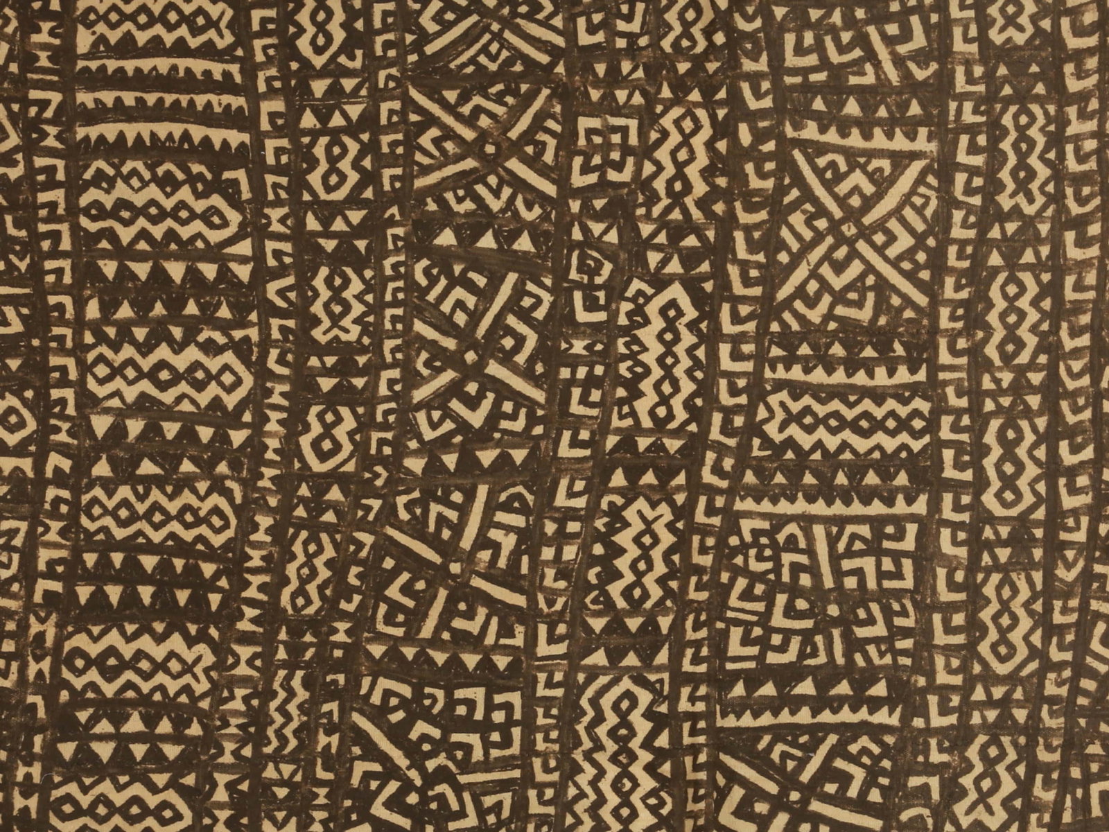A Bamana Woven Fabric, "bògòlanfini" (mud-dyed cloth): Wickelgewand, "bògòlanfini" Bamana, Mali Ohne Sockel / without base Baumwolle. B 84 cm. L 147 cm. Provenienz: Gérald Minkoff (1937-2009) und Muriel Olesen (1948-2020), Genf. „Bolo