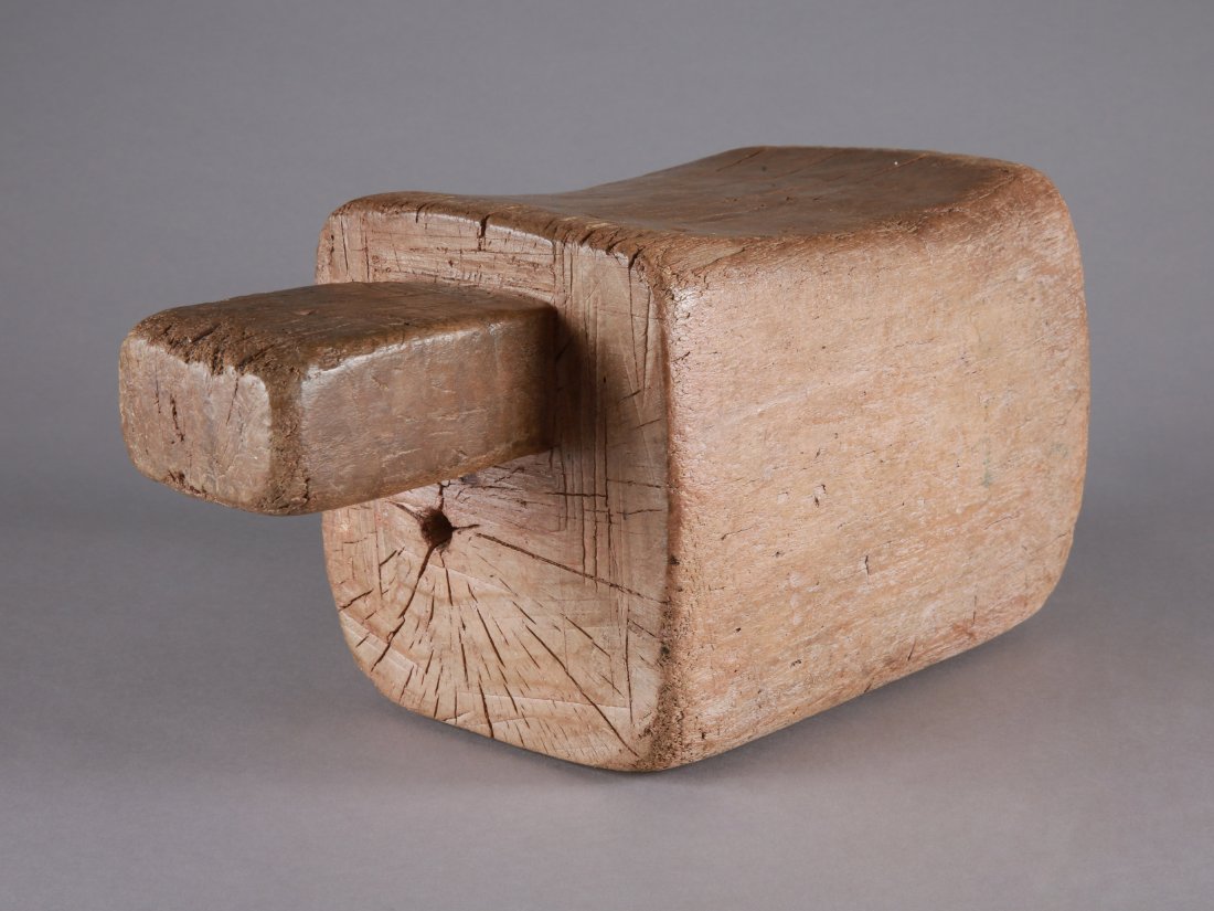A Baule Seat, "bla bia": Sitz, "bla bia" Baule, Côte d’Ivoire Ohne Sockel / without base Holz. H 16,5 cm. L 33 cm. Provenienz: - Galerie Walu, Zürich. - Jean David, Basel (im 2000). Die Verbindung von Nüt