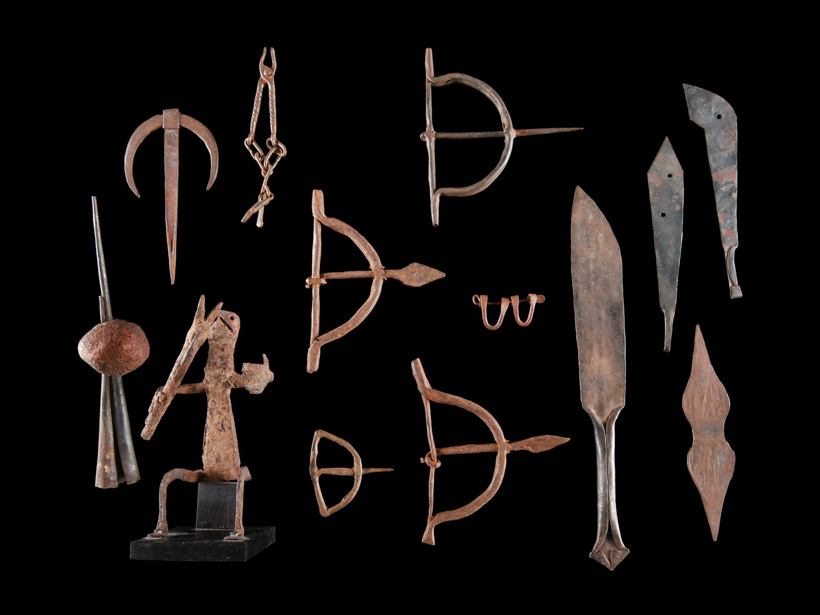 13 Iron Artefacts (Fon / Yoruba / Ewe): 13 Artefakte (Fon / Yoruba / Ewe) Benin / Nigeria Ohne Sockel / without base Eisen. H 2 - 23,5 cm. Provenienz: Gérald Minkoff (1937-2009) und Muriel Olesen (1948-2020), Genf. Aufgrund des Wertes 