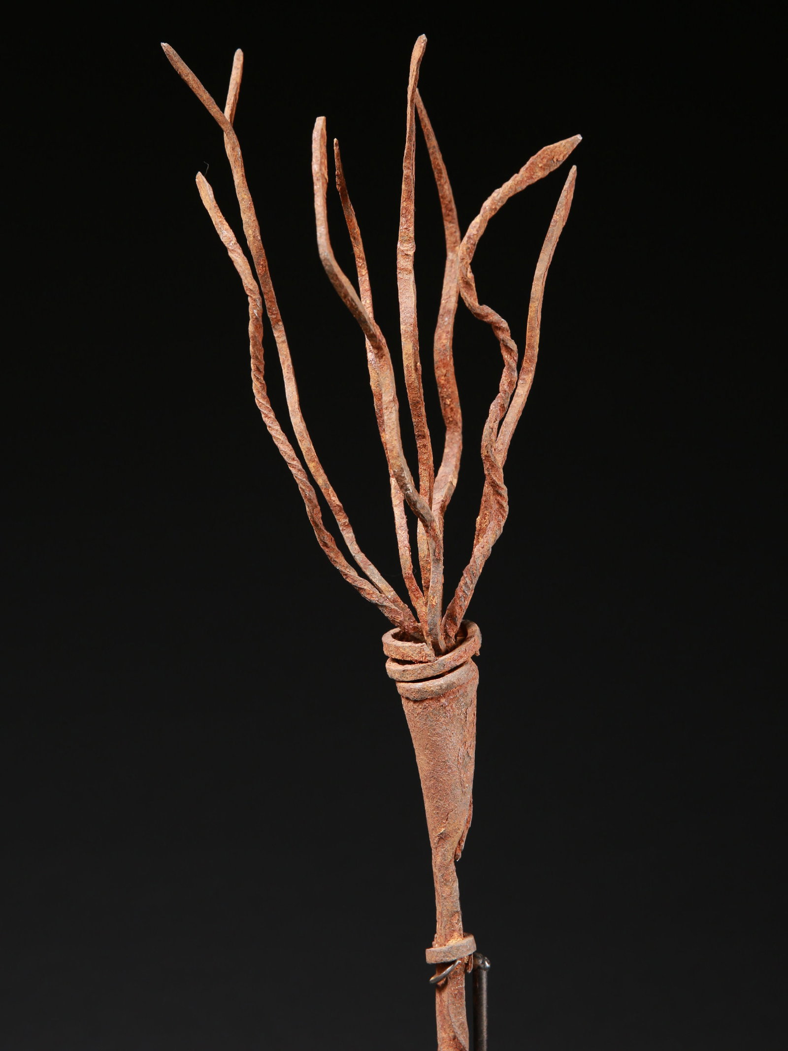 A Mumuye Snake Shaped and Tree Like Pre-Coinage Currency: Vormünzliches Zahlungsmittel, "Schlangenbaum" Mumuye, Nigeria Mit Sockel / with base Eisen. H 59 cm. Provenienz: Gérald Minkoff (1937-2009) und Muriel Olesen (1948-2020), Genf. Aufgrund des 