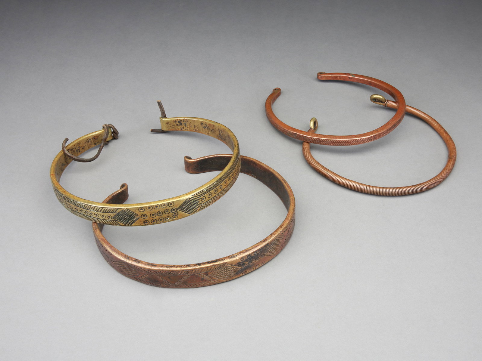 4 Oromo Chokers, "esente": 4 Halsreife, "esente" Oromo un Sidamo, Äthiopien Ohne Sockel / without base Kupferlegierungen. B 15 - 17,5 cm. Provenienz: Gérald Minkoff (1937-2009) und Muriel Olesen (1948-2020), Genf. Sei