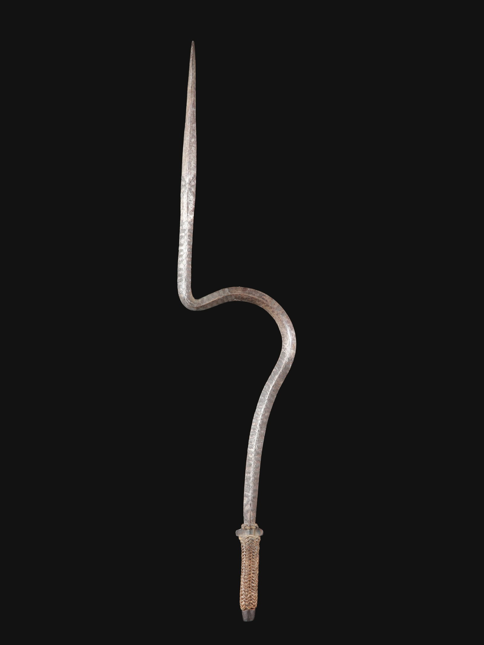 A Turka Serpent Bayonet, "sanegue": Schlangenförmige Waffe, "sanegue" Turka (Senufo, Lobi, Bobo, Gurunsi), Burkina Faso Ohne Sockel / without base Eisen, Leder. H 81 cm. Provenienz: Gérald Minkoff (1937-2009) und Muriel Olesen