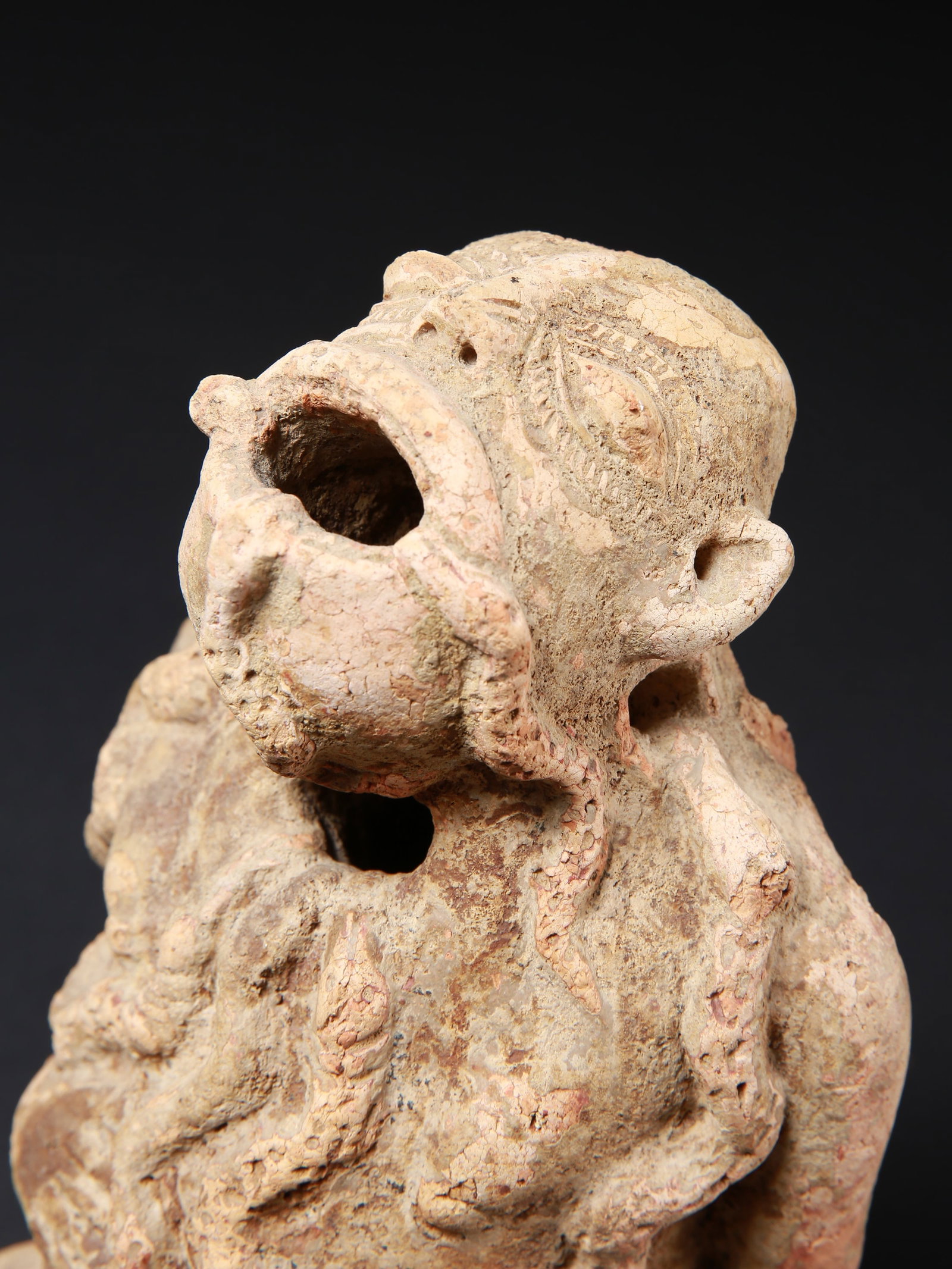 A Djenne seated Terracotta Figure: Sitzende Terrakotta Figur Djenne, Mali Ohne Sockel / without base Terrakotta. H 24 cm. Provenienz: Gérald Minkoff (1937-2009) und Muriel Olesen (1948-2020), Genf. Publiziert: Minkoff, Gérald