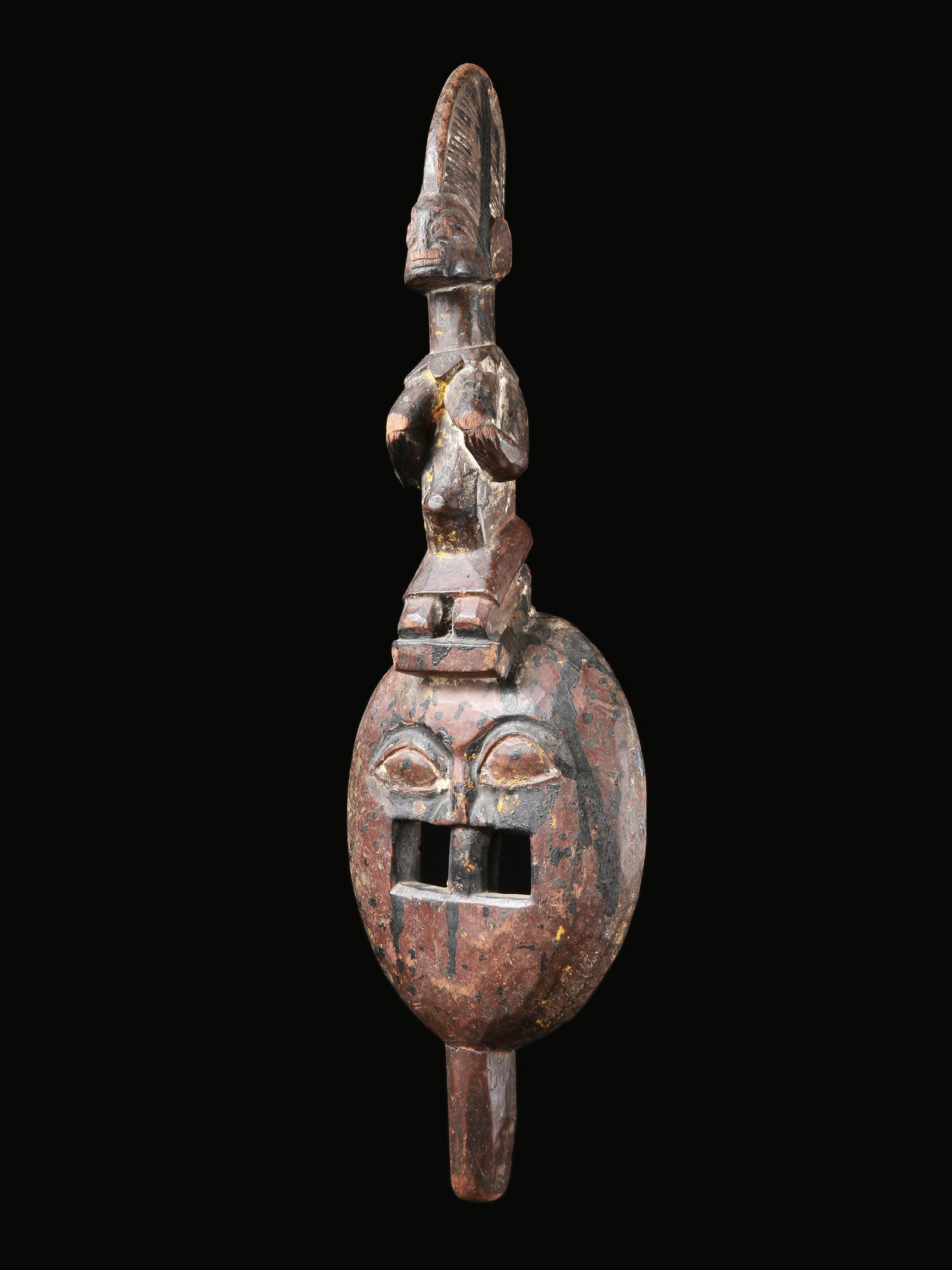 A Yoruba Hand Held Mask (?), "oloju-foforo": Vorhaltemaske (?), "oloju-foforo" Yoruba, Nigeria Ohne Sockel / without base Holz. H 53 cm. Provenienz: Gérald Minkoff (1937-2009) und Muriel Olesen (1948-2020), Genf. Olojufoforo-Masken nehmen l