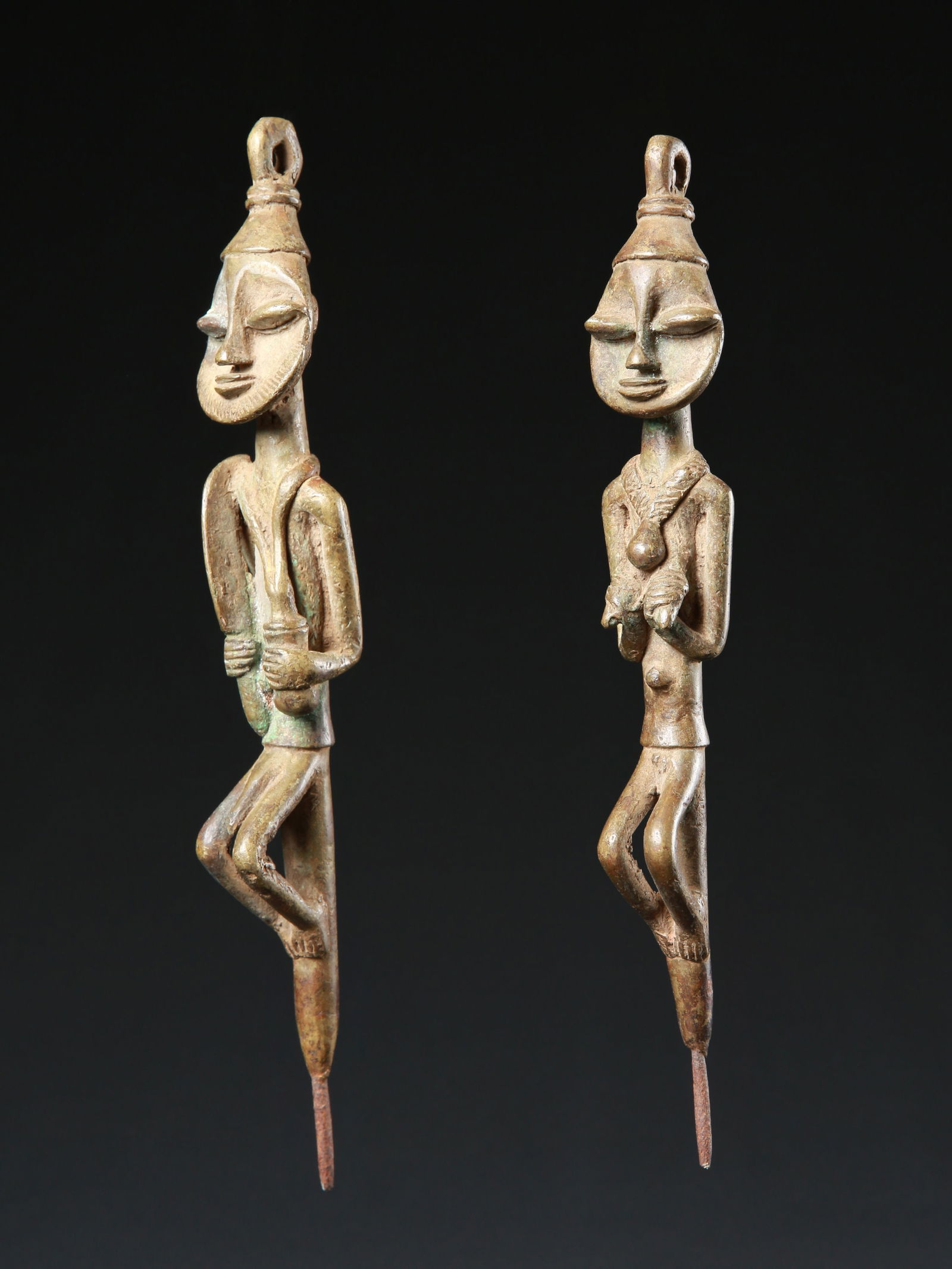 A Yoruba Pair of Staffs, "edan ogboni": Stab-Paar, "edan ogboni" Yoruba, Nigeria Ohne Sockel / without base Gelbguss, Eisen. H 27 - 27,5 cm. Provenienz: Gérald Minkoff (1937-2009) und Muriel Olesen (1948-2020), Genf. Das Wohlergehen de