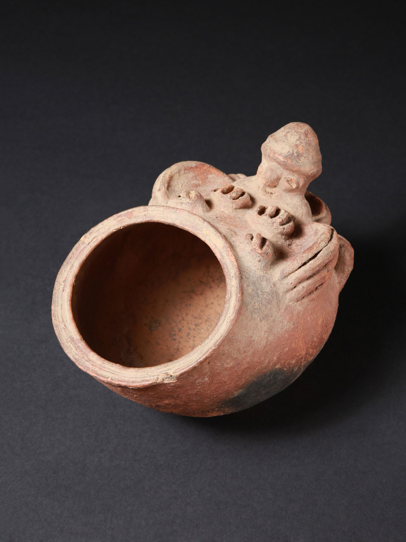 An Igbo-Izzi (?) Vessel: Altargefäss Igbo-Izzi (?), Nigeria Ohne Sockel / without base Terrakotta. H 14 cm. Provenienz: Gérald Minkoff (1937-2009) und Muriel Olesen (1948-2020), Genf. Weiterführende Literatur: