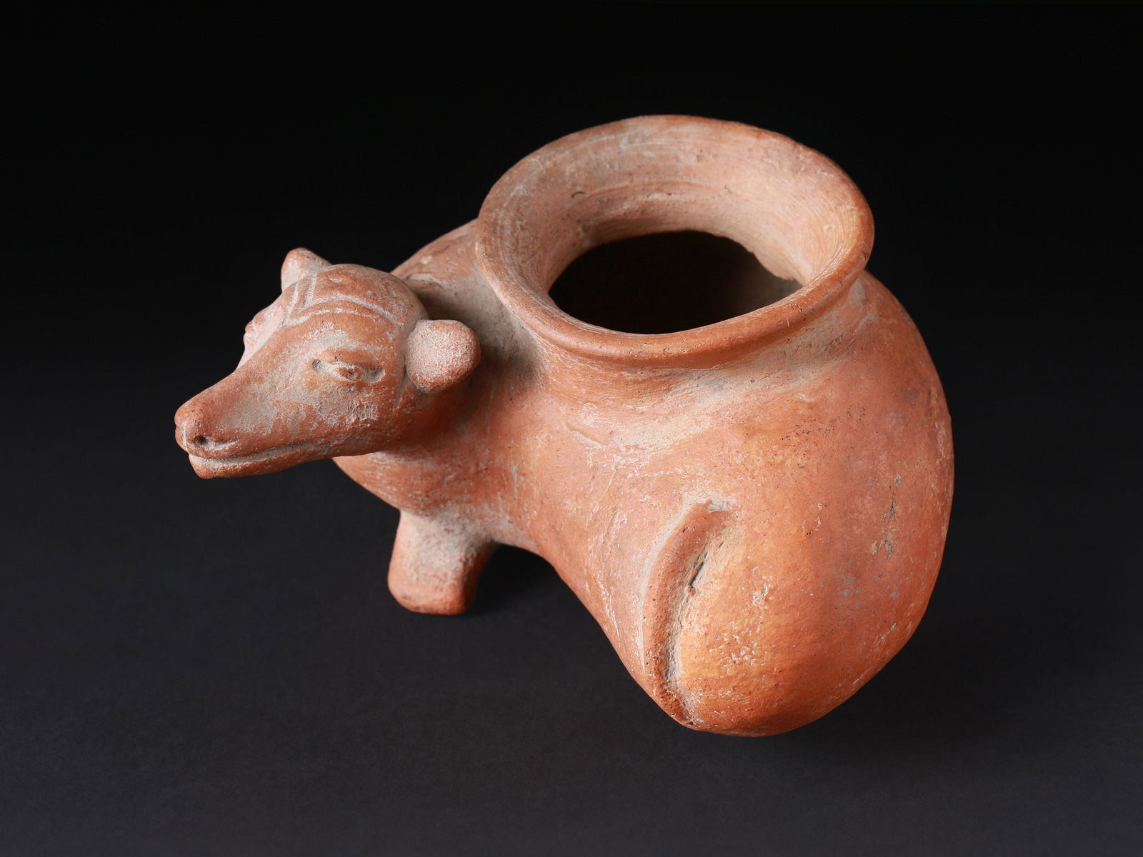 A Vessel: Behälter Maya Ohne Sockel / without base Terrakotta. H 6,8 cm. B 11,5 cm. Provenienz: - Teresa Feibelmann, New Jersey. - Schweizer Privatsammlung. CHF 400 / 600