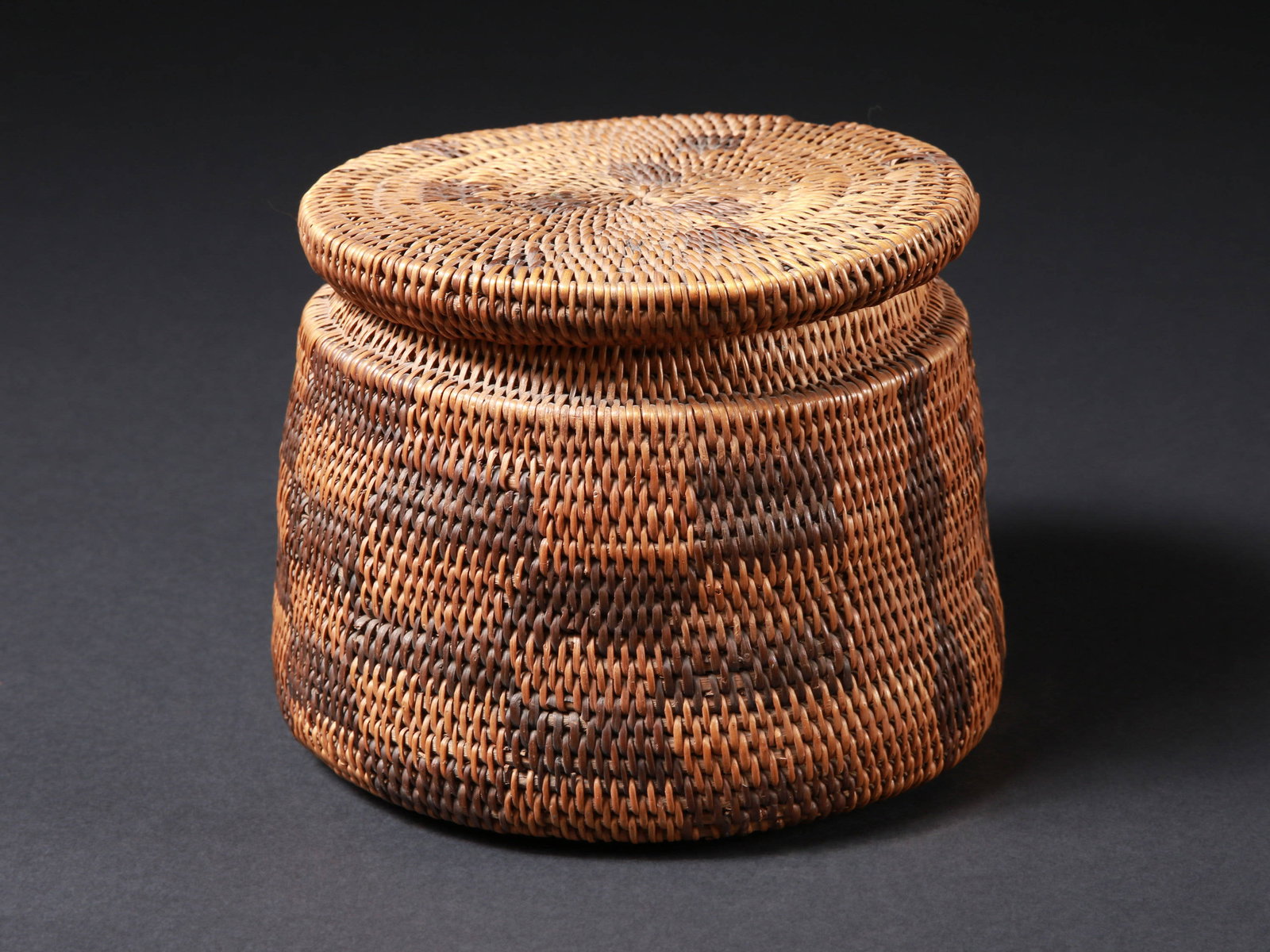 A Lozi Basket with Lid: Korb mit Deckel Lozi, Sambia Ohne Sockel / without base Pflanzenfaser. H 16 cm. Provenienz: Gérald Minkoff (1937-2009) und Muriel Olesen (1948-2020), Genf. Die Lozi (auch Lotse oder Rotse) leben 