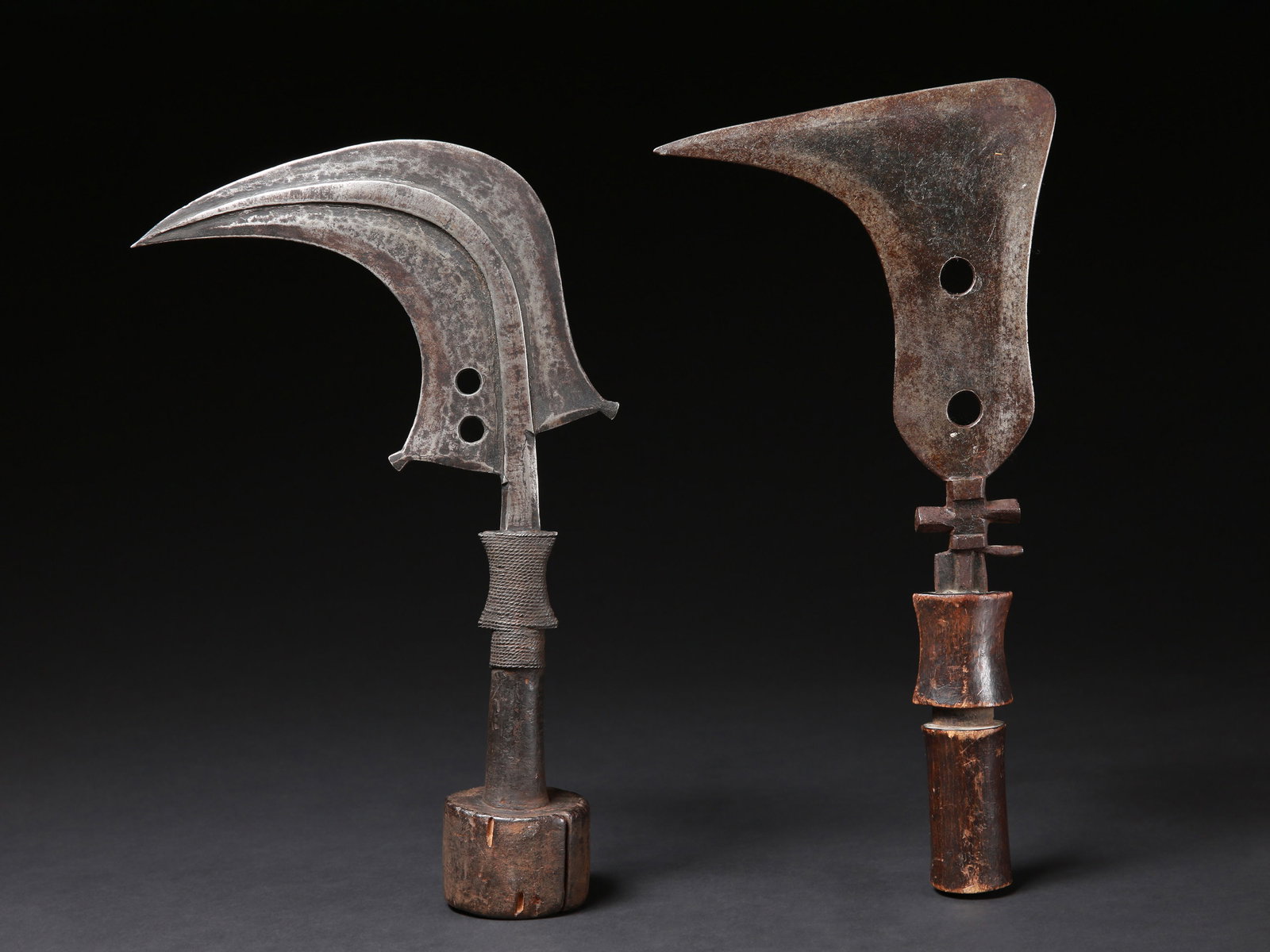 2 Mangbetu Sickle Blade Knives, "emambele" and "trumbash": 2 Sichelförmige Messer, "emambele" and "trumbash" Mangbetu, DR Kongo Ohne Sockel / without base Holz, Eisen. H 37 - 40 cm. Provenienz: Gérald Minkoff (1937-2009) und Muriel Olesen (1948-2020
