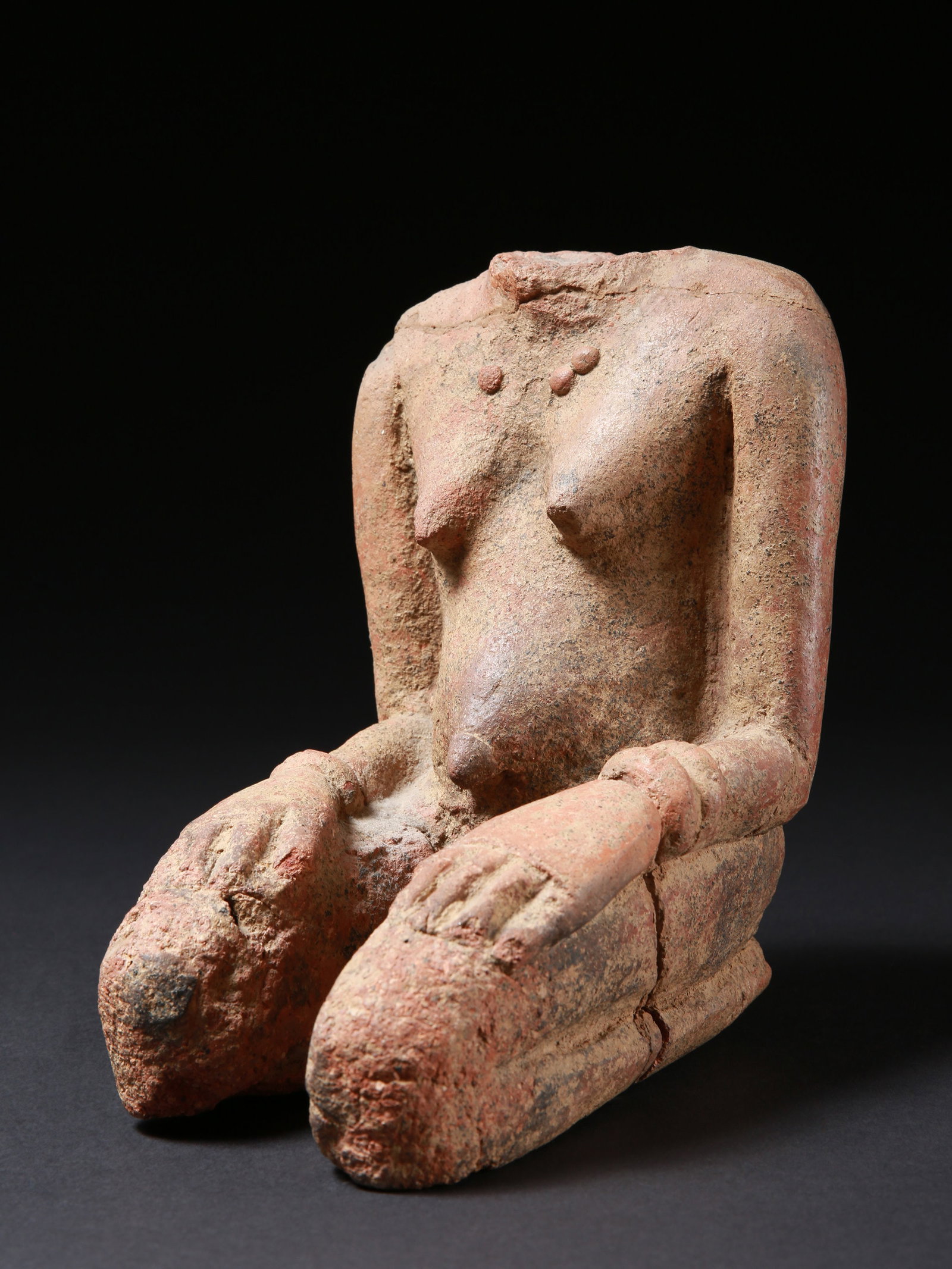 A Djenne Figure Fragment (Head missing): Figuren-Fragment (Kopf fehlt) Djenne, Mali Ohne Sockel / without base Terrakotta. H 22,5 cm. Provenienz: Gérald Minkoff (1937-2009) und Muriel Olesen (1948-2020), Genf. Die alte Stadt Djenné