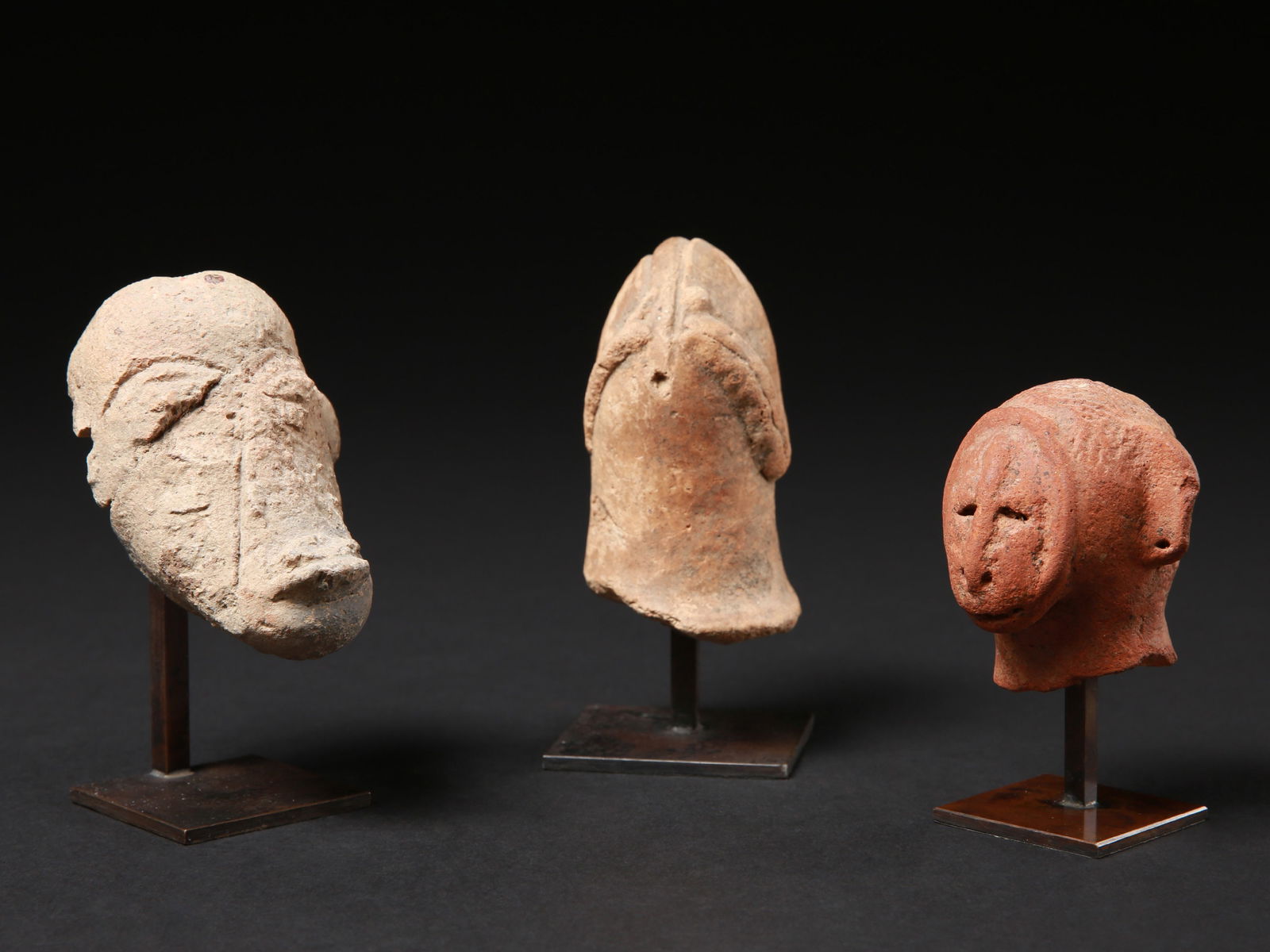 3 Djenne terracotta Heads: 3 Terrakotta-Köpfe Djenne und Bankoni, Mali Mit Sockel / with base Terrakotta. H 6 - 8,5 cm. Provenienz: - Gottfried Honegger (1917-2016), Zürich. - Erbengemeinschaft Gottfried Honegger, Z&#