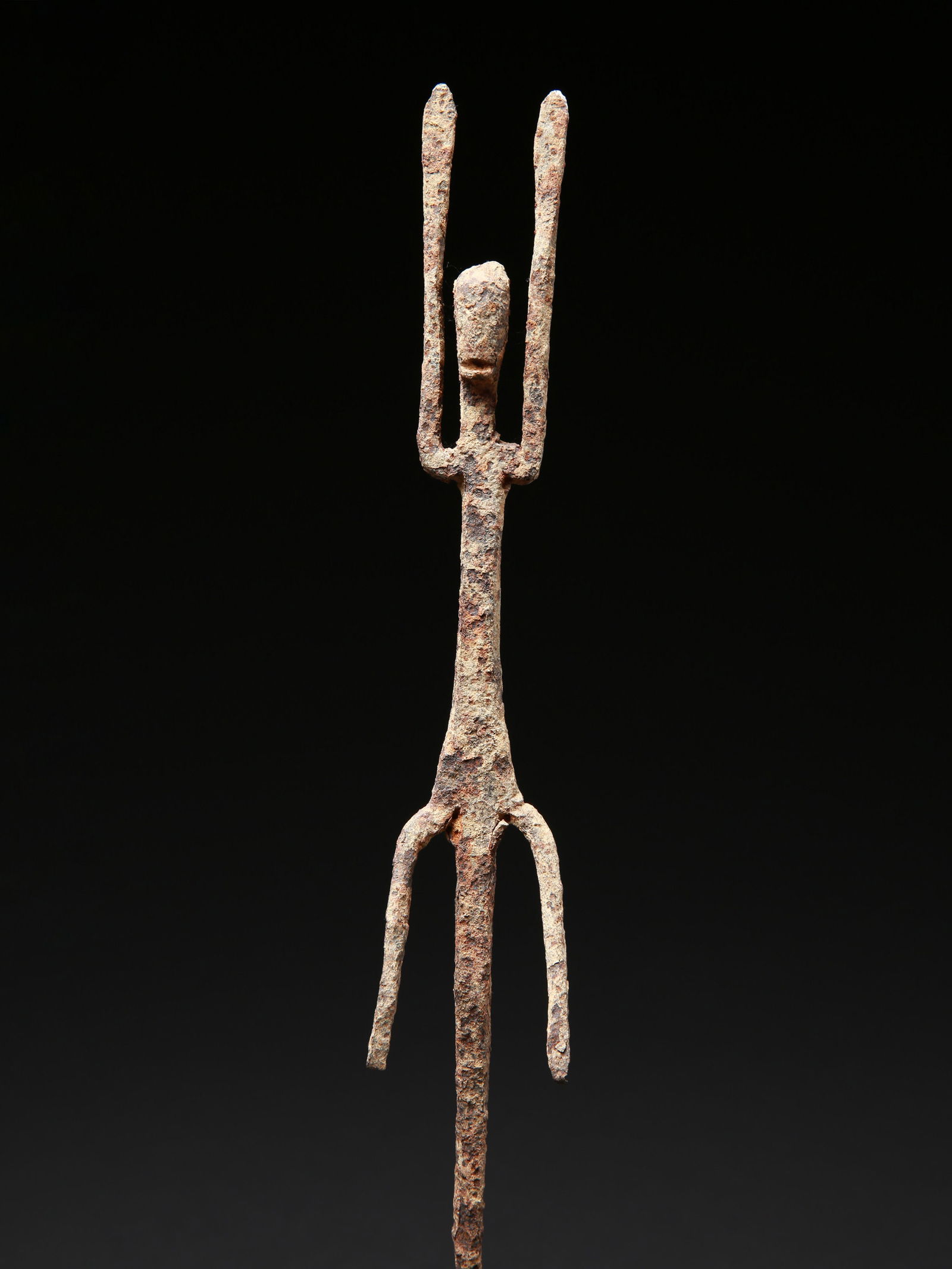 A Dogon Iron Figurewith raised Arms on a staff: Stab-Figur mit erhobenen Armen Dogon, Mali Mit Sockel / with base Eisen. H 42,5 cm. Provenienz: - Gottfried Honegger (1917-2016), Zürich. - Erbengemeinschaft Gottfried Honegger, Zürich. Kult