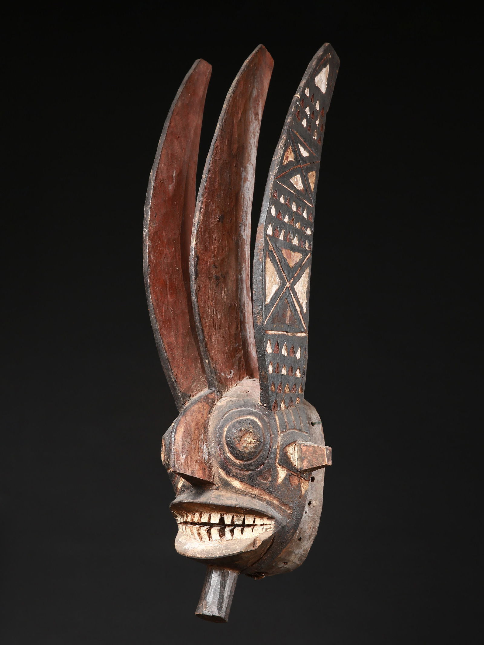 A Winiama Mask (bat): Maske (Fledermaus) Winiama, Burkina Faso Ohne Sockel / without base Holz. H 70,5 cm. Provenienz: Gérald Minkoff (1937-2009) und Muriel Olesen (1948-2020), Genf. Der Begriff Gurunsi bezeichnet kei