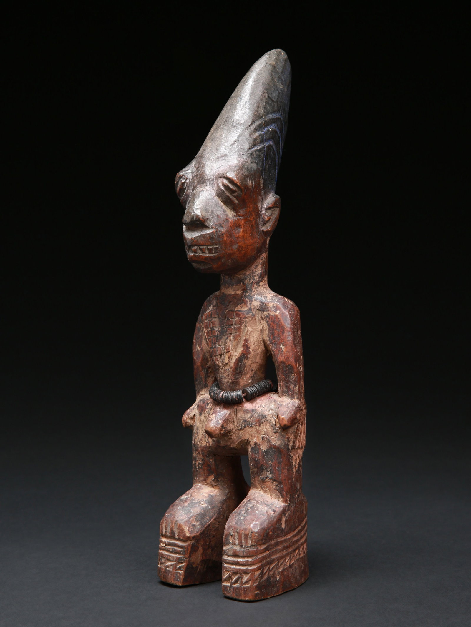 A Yoruba Twin Figure, "ere ibeji": Zwillingsfigur, "ere ibeji" Yoruba, Nigeria Ohne Sockel / without base Holz. H 31 cm. Provenienz: Hans-Joachim Struck (1934-2016), 1980er Jahre in Nigeria erworben. Über Zwillinge wurde schon imm