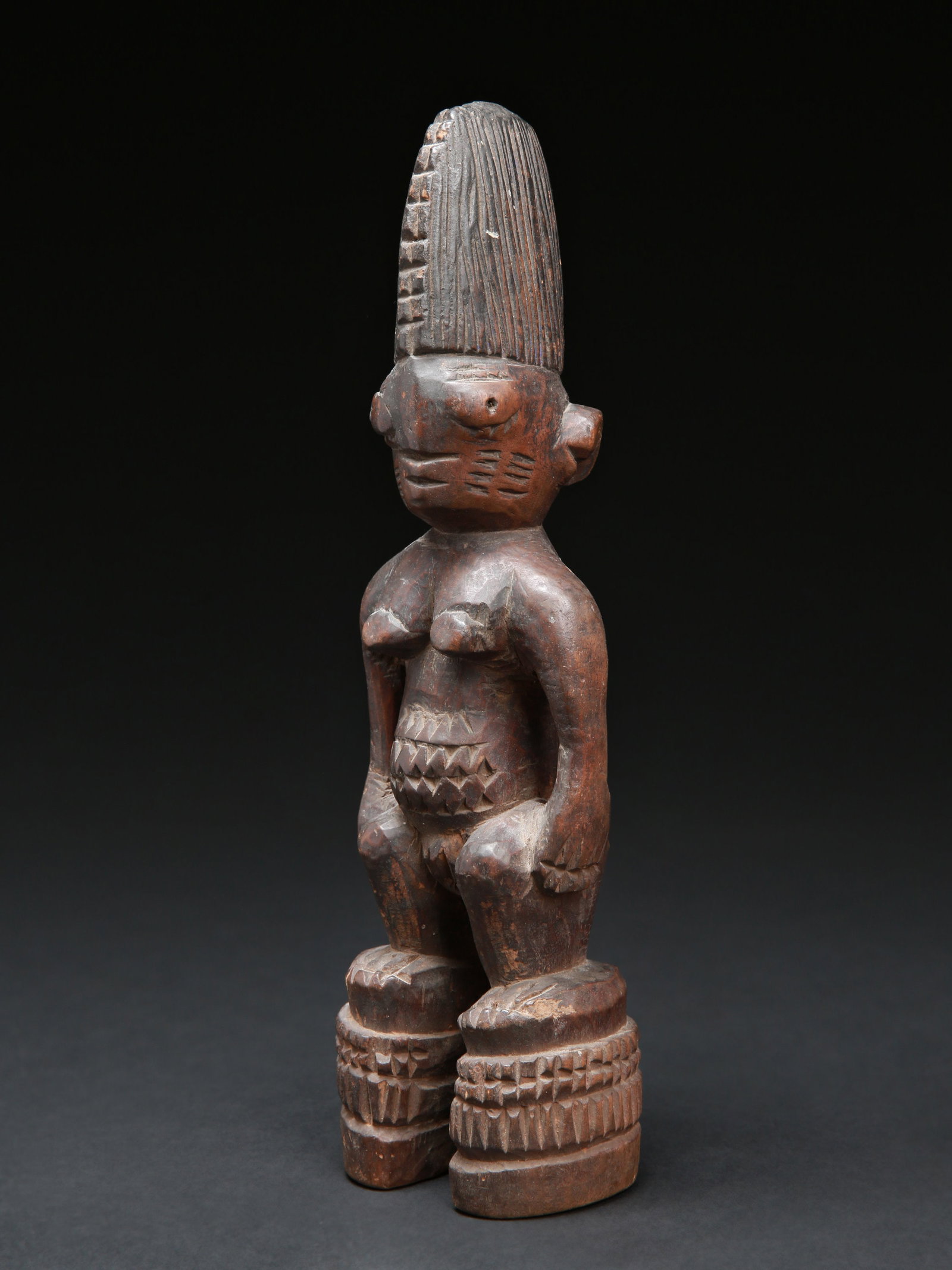 A Yoruba Twin Figure, "ere ibeji": Zwillingsfigur, "ere ibeji" Yoruba, Nigeria Ohne Sockel / without base Holz. H 30 cm. Provenienz: Hans-Joachim Struck (1934-2016), 1980er Jahre in Nigeria erworben. Über Zwillinge wurde schon imm