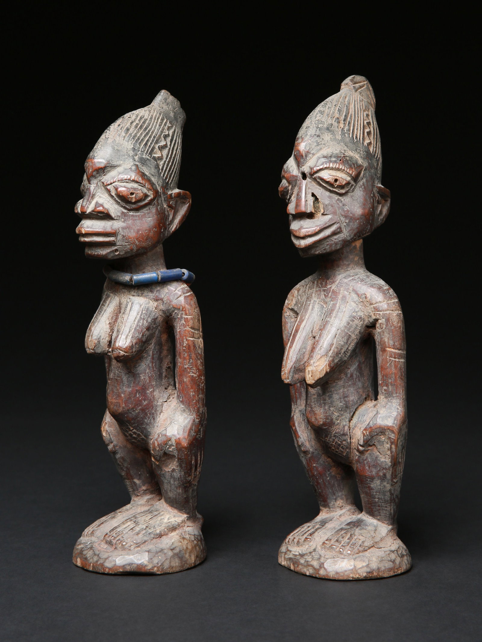 A Yoruba Pair of Twin Figures, "ere ibeji": Zwillingsfigurenpaar, "ere ibeji" Yoruba, Nigeria A Yoruba Pair of Twin Figures, "ere ibeji" Ohne Sockel / without base Holz, Glasperlen. H 26 - 27 cm. Provenienz: Hans-Joachim Struck (1934-2016), 198
