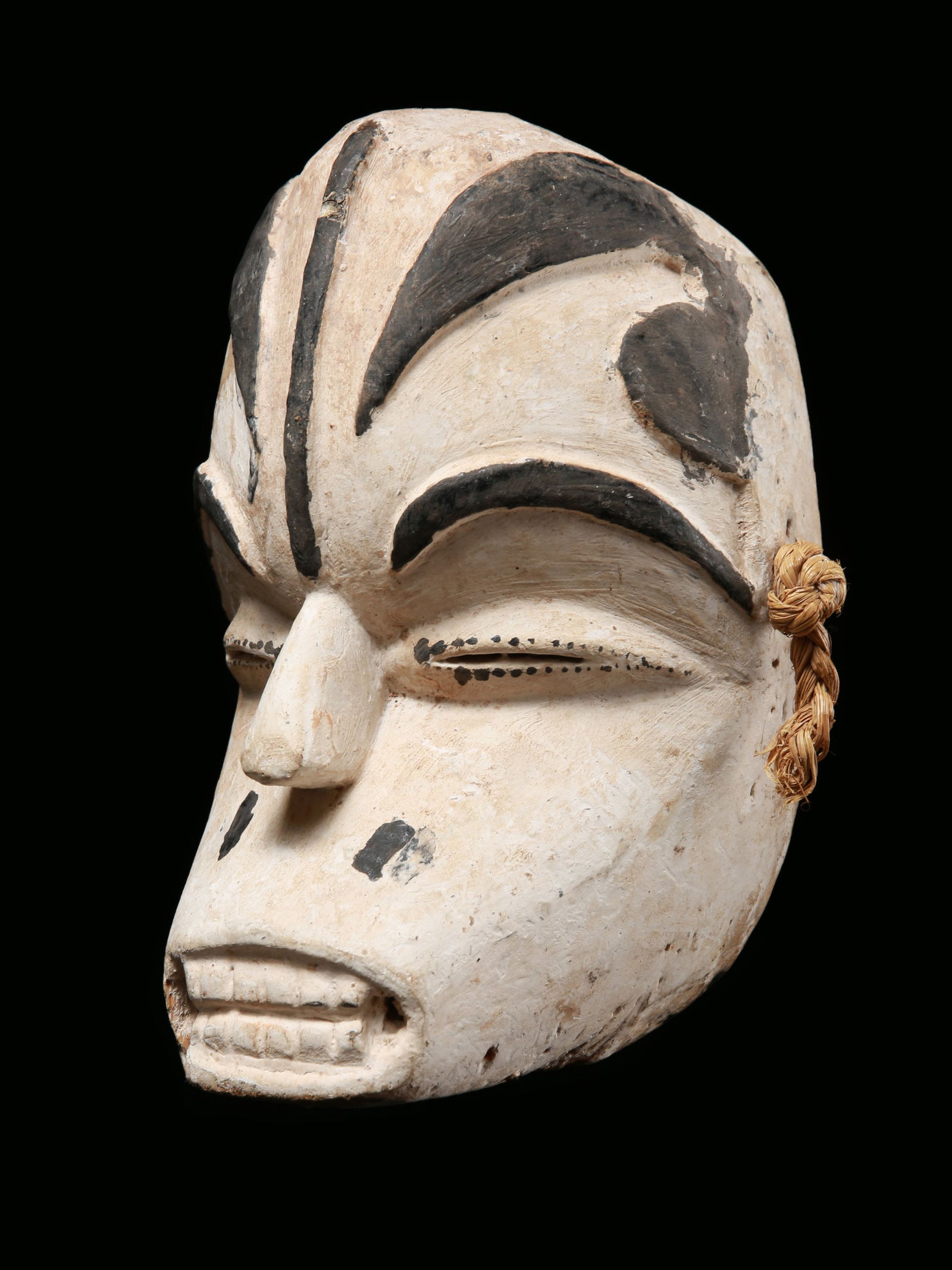 An Igbo Mask, "okoroshi": Maske, "okoroshi" Igbo, Nigeria Ohne Sockel / without base Holz. H 23,5 cm. Provenienz: - Gottfried Honegger (1917-2016), Zürich. - Erbengemeinschaft Gottfried Honegger, Zürich. Jedes Jahr z
