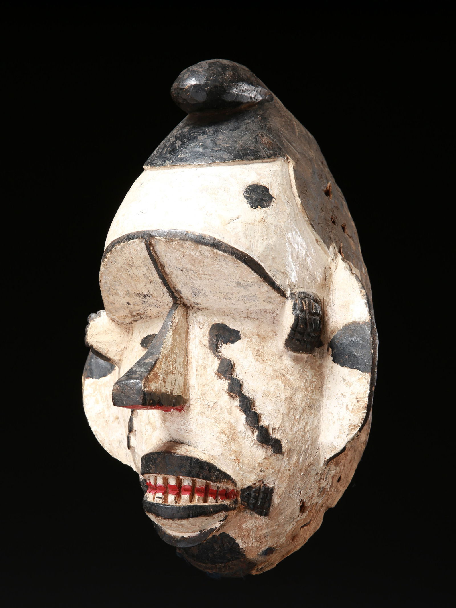 An Igbo Mask, "okoroshi": Maske, "okoroshi" Igbo, Nigeria Ohne Sockel / without base Holz. H 31 cm. Provenienz: - Gottfried Honegger (1917-2016), Zürich. - Erbengemeinschaft Gottfried Honegger, Zürich. Jedes Jahr zur