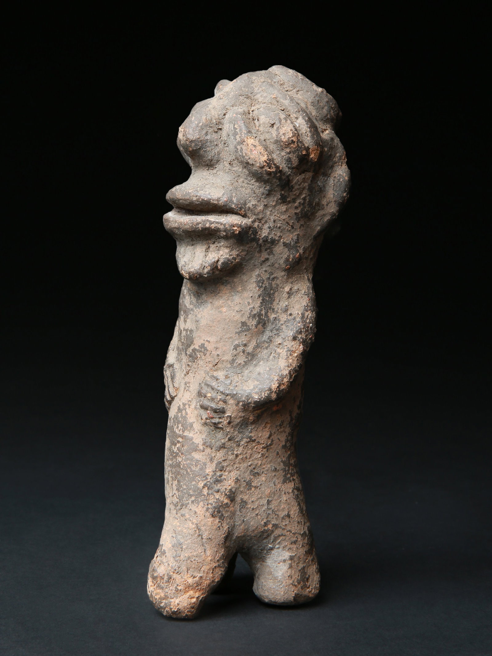 A Sao (?) Terracotta Figure: Terrakotta-Figur Sao (?), Tschad (?) Ohne Sockel / without base Terrakotta. H 17 cm. Provenienz: Schweizer Privatsammlung, Zürich. CHF 300 / 500