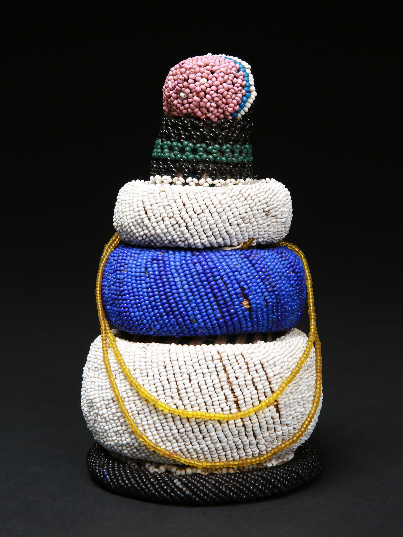 A Ndebele Doll, "umndwana": Puppe, "umndwana" Ndebele, Südafrika Ohne Sockel / without base Glasperlen, Pflanzenfaser. H 18 cm. Provenienz: - Gottfried Honegger (1917-2016), Zürich. - Erbengemeinschaft Gottfried Honegg