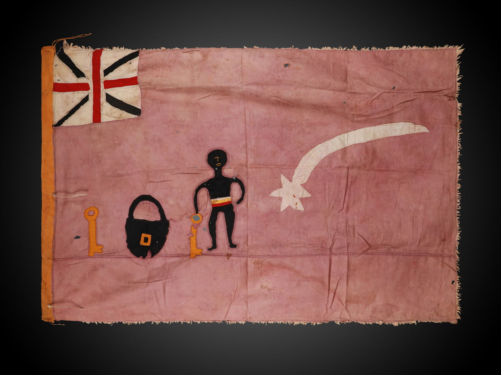 A Fante Flag, "asafo": Flagge, "asafo" Fante, Ghana Ohne Sockel / without base Baumwolle. B 89 cm. L 132 cm. Provenienz: Gérald Minkoff (1937-2009) und Muriel Olesen (1948-2020), Genf. Bis Anfangs des 20. Jahrhunderts