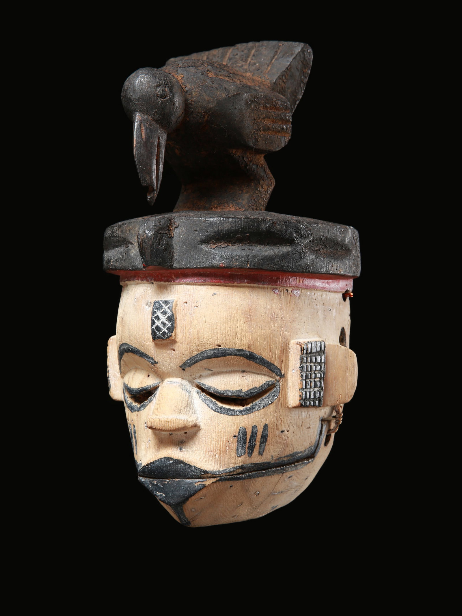 An Ogoni Mask, "elu": Maske, "elu" Ogoni, Nigeria Ohne Sockel / without base Holz. H 21 cm. Provenienz: Schweizer Privatsammlung, Zürich. elu genannte Tanzmaske. Die kleinen Karikaturen dieses Maskentypus stehen mit i
