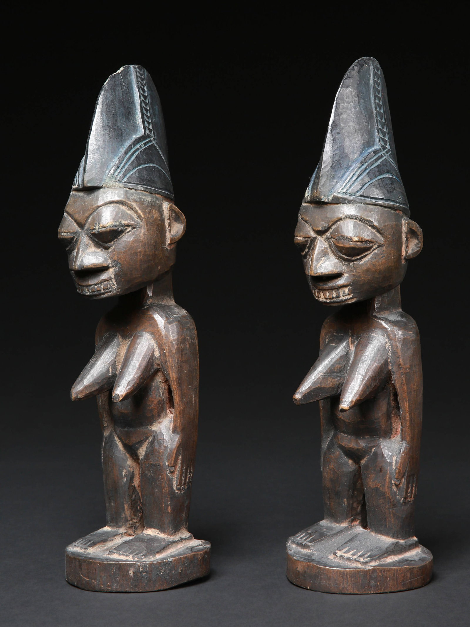 A Yoruba Pair of Twin Figures, "ere ibeji": Zwillingsfigurenpaar, "ere ibeji" Yoruba, Igbomina, Nigeria, Ajasse Ipo (Stadt) A Yoruba Pair of Twin Figures, "ere ibeji" Ohne Sockel / without base Holz. H 35,5 cm. Provenienz: Hans-Joachim Struck (