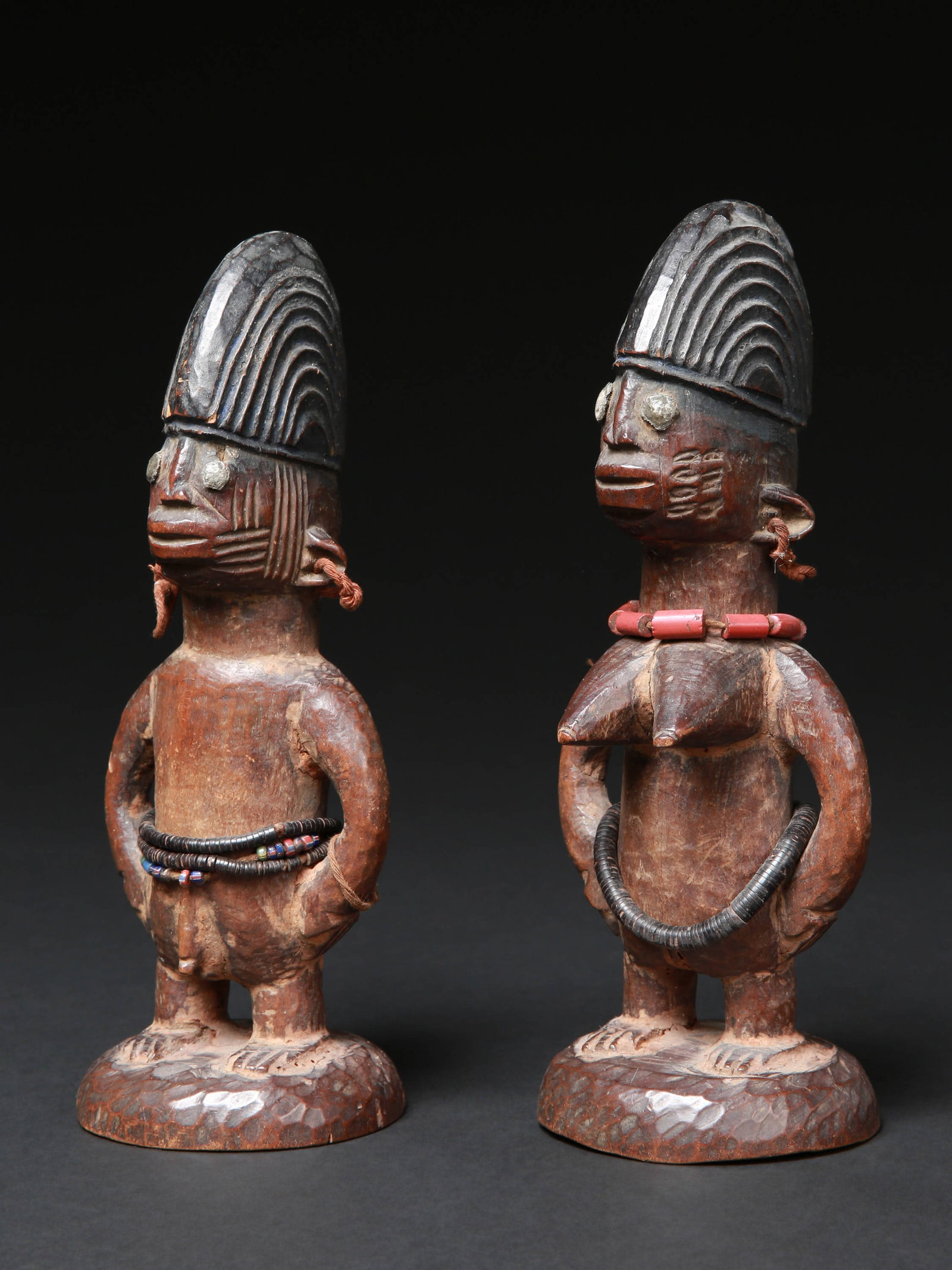 A Yoruba Pair of Twin Figures, "ere ibeji": Zwillingsfigurenpaar, "ere ibeji" Yoruba, Igbomina, Nigeria, Offa (Stadt) A Yoruba Pair of Twin Figures, "ere ibeji" Ohne Sockel / without base Holz, Glasperlen, Kokosnussscheiben. H 23,5 - 24 cm. Pro