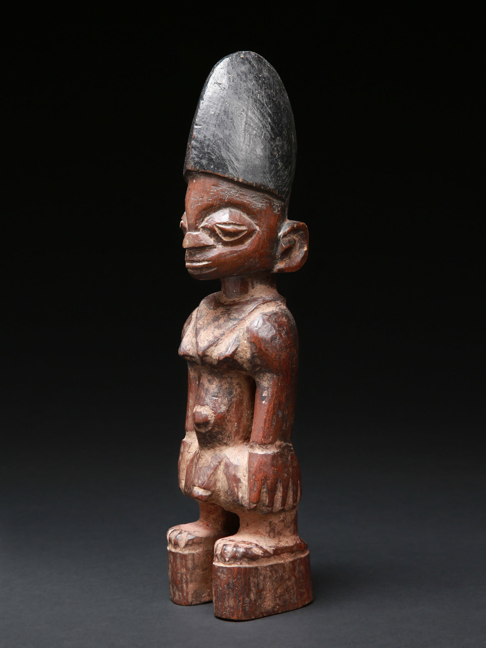 A Yoruba Twin Figure, "ere ibeji": Zwillingsfigur, "ere ibeji" Yoruba, Igbomina, Nigeria, Kwara State, Gegend von Omu-Aran (Stadt) Ohne Sockel / without base Holz. H 32 cm. Provenienz: Hans-Joachim Struck (1934-2016), 1980er Jahre in N