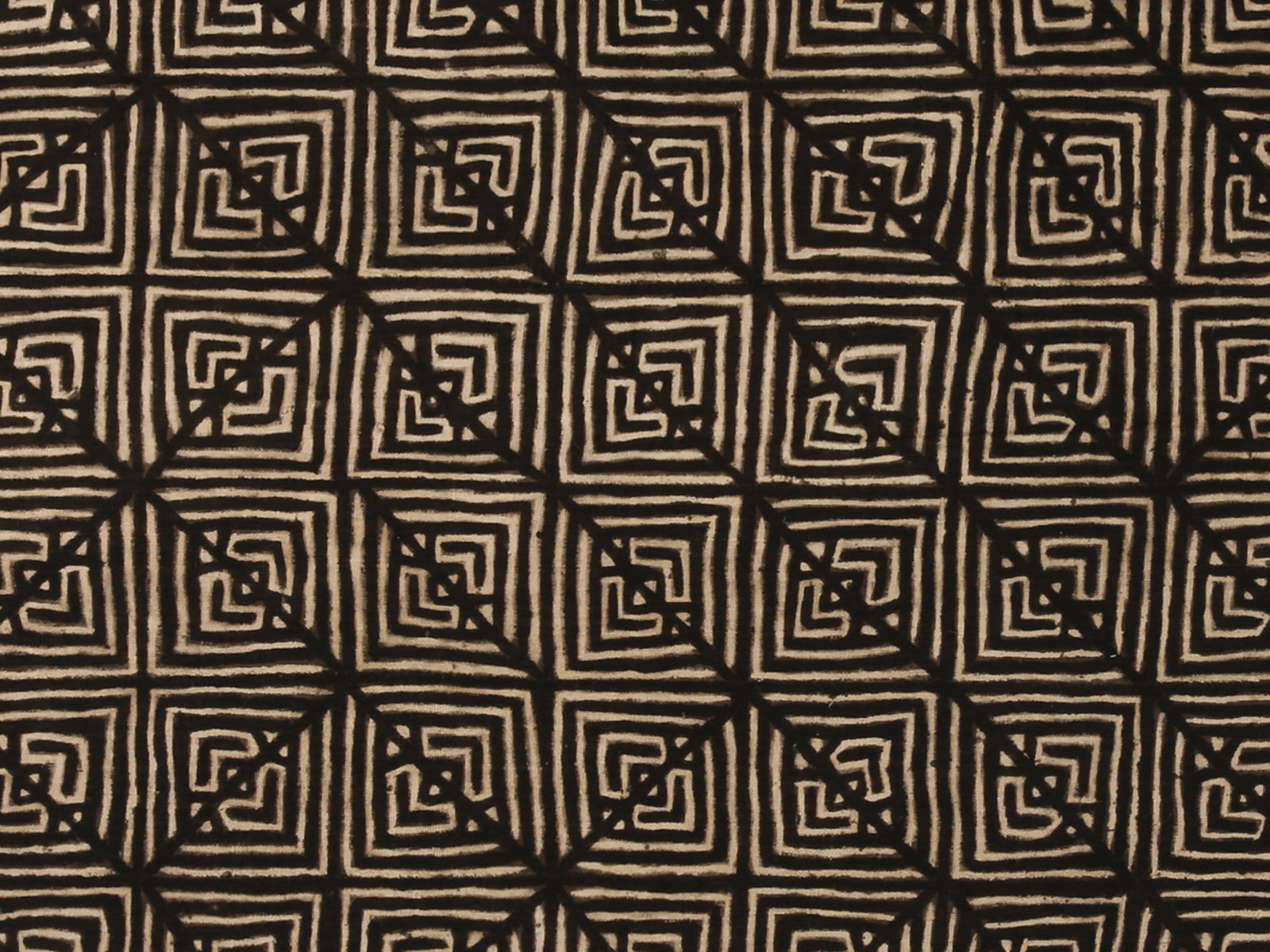 A Bamana Woven Fabric, "bògòlanfini" (mud-dyed cloth): Wickelgewand, "bògòlanfini" (Schlammtuch) Bamana, Mali Ohne Sockel / without base Baumwolle. B 81 cm. L 132 cm. Provenienz: Gérald Minkoff (1937-2009) und Muriel Olesen (1948-2020), Gen