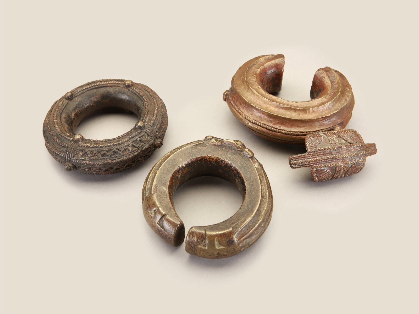 3 Bracelets: 3 Armreife Dan, Côte d’Ivoire Ohne Sockel / without base Gelbguss. Ø 10,5 - 12 cm. Provenienz: Gérald Minkoff (1937-2009) und Muriel Olesen (1948-2020), Genf. Seit jeher begleitet