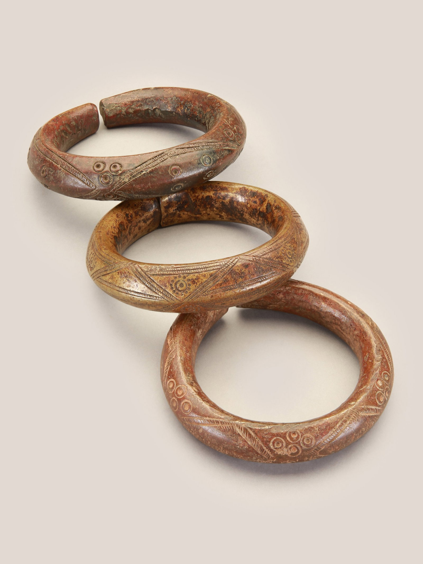 3 Fra Fra Bracelets: 3 Armreife Fra Fra, Ghana, Burkina Faso Ohne Sockel / without base Gelbguss. Ø 10 - 11 cm. Provenienz: Gérald Minkoff (1937-2009) und Muriel Olesen (1948-2020), Genf. Seit jeher begleitet un