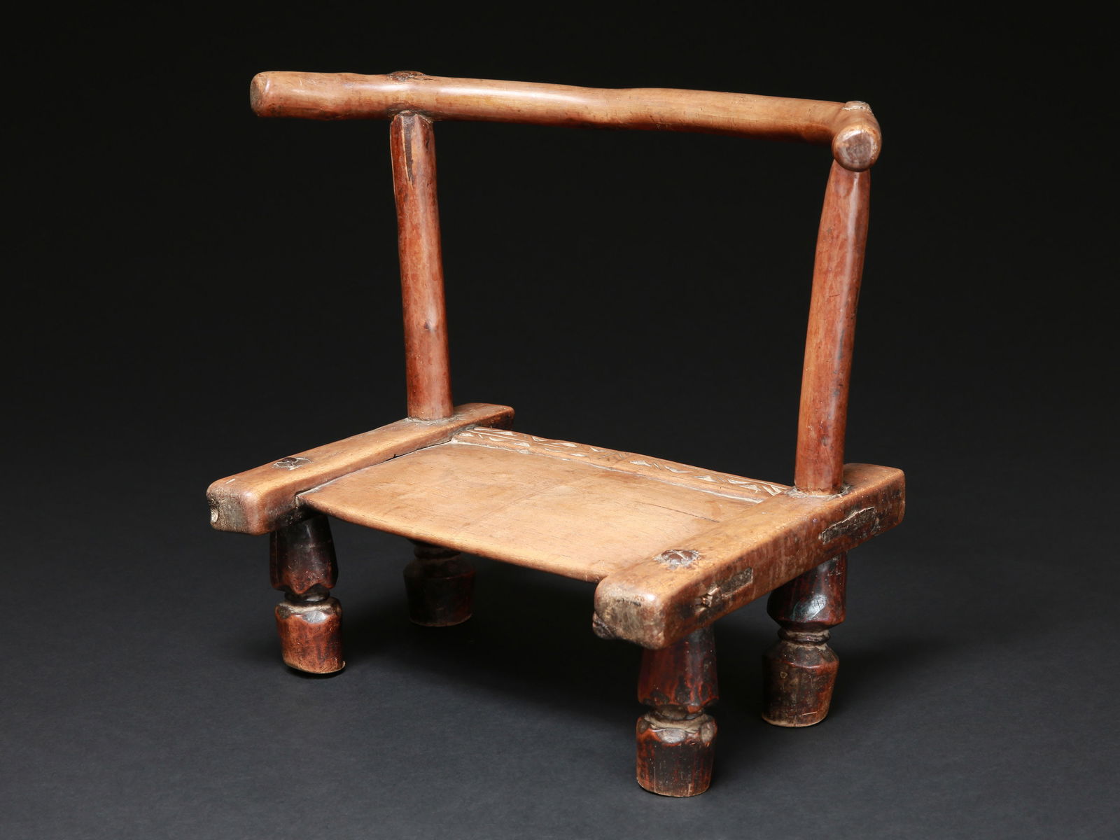 A Dan Seat: Sitz Dan, Côte d’Ivoire Ohne Sockel / without base Holz. H 34 cm. Provenienz: Westschweizer Privatsammlung. Die Verbindung von Nützlichem und Schönem wird insbesondere bei den k&#