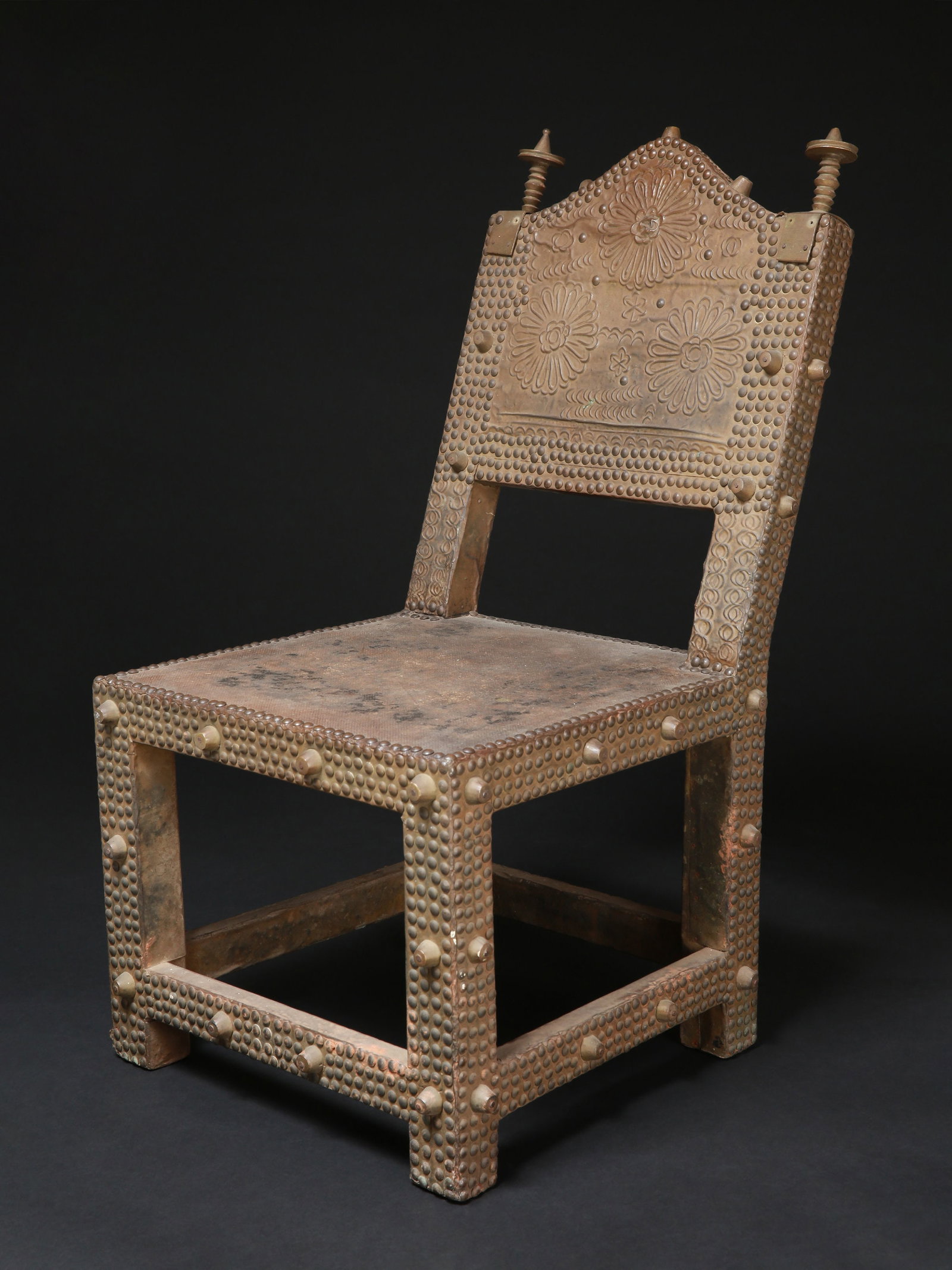 An Asante Royal Throne, "asipim": Höfischer Thron, "asipim" Asante, Ghana Ohne Sockel / without base Holz, Bronze, Polsternägel. H 77 cm. Provenienz: Galerie Walu, Zürich (vor 1999). asipim („ich bin standhaftR