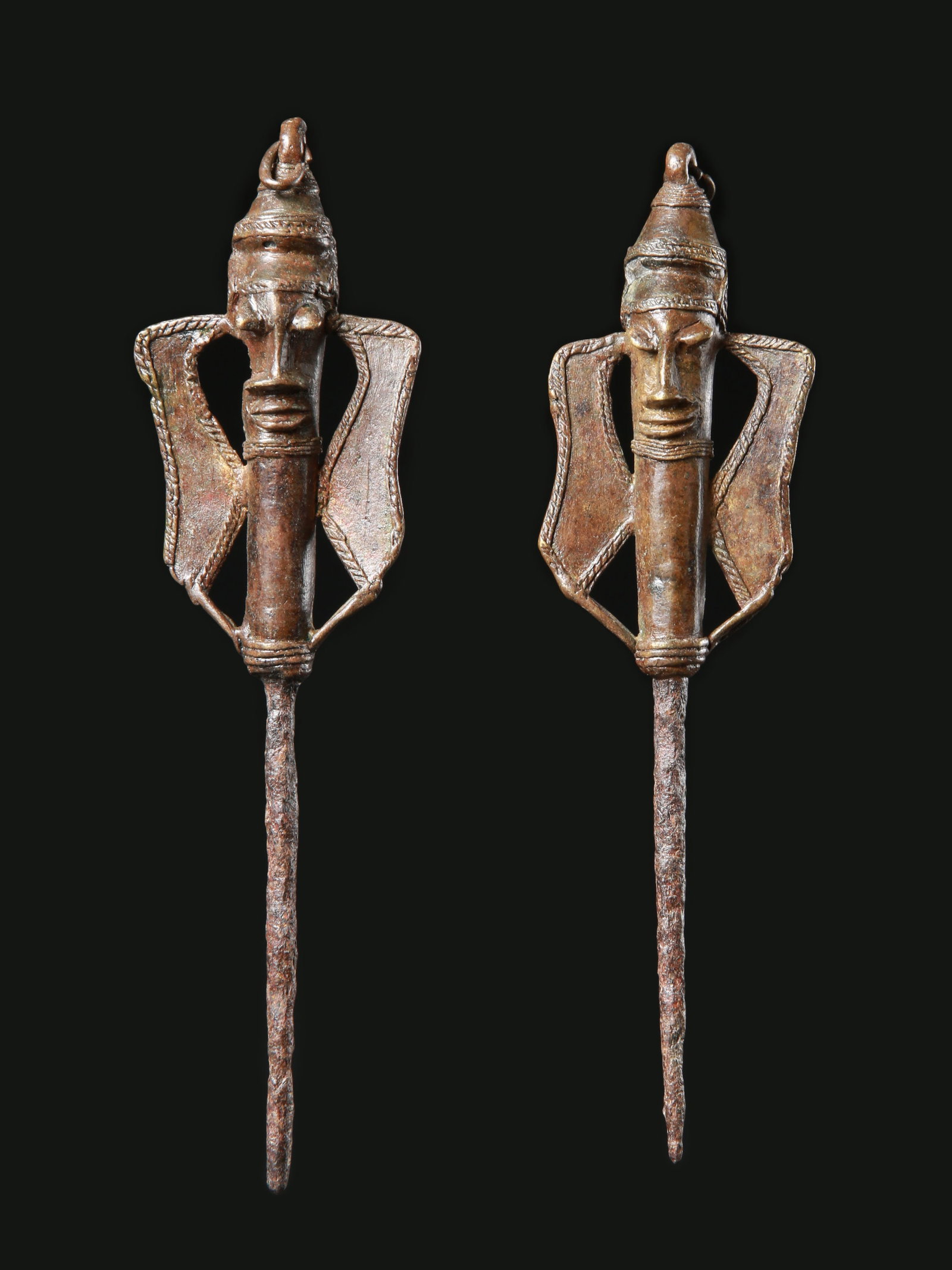 A Yoruba Pair of Staffs, "edan ogboni": Stab-Paar, "edan ogboni" Yoruba, Nigeria Ohne Sockel / without base Gelbguss, Eisen. H 18 - 19 cm. Provenienz: Gérald Minkoff (1937-2009) und Muriel Olesen (1948-2020), Genf. Das Wohlergehen der 