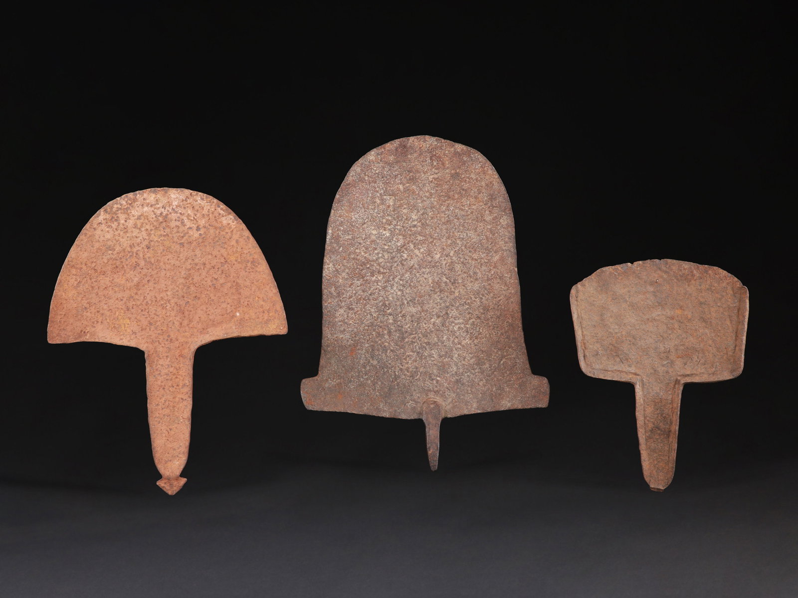 3 Pre-Coinage Currencies: 3 Vormünzliche Zahlungsmittel Angas und Mabila, Nigeria, und Kamerun Ohne Sockel / without base Eisen. H 34,5 - 51 cm. Provenienz: Gérald Minkoff (1937-2009) und Muriel Olesen (1948-2020), G