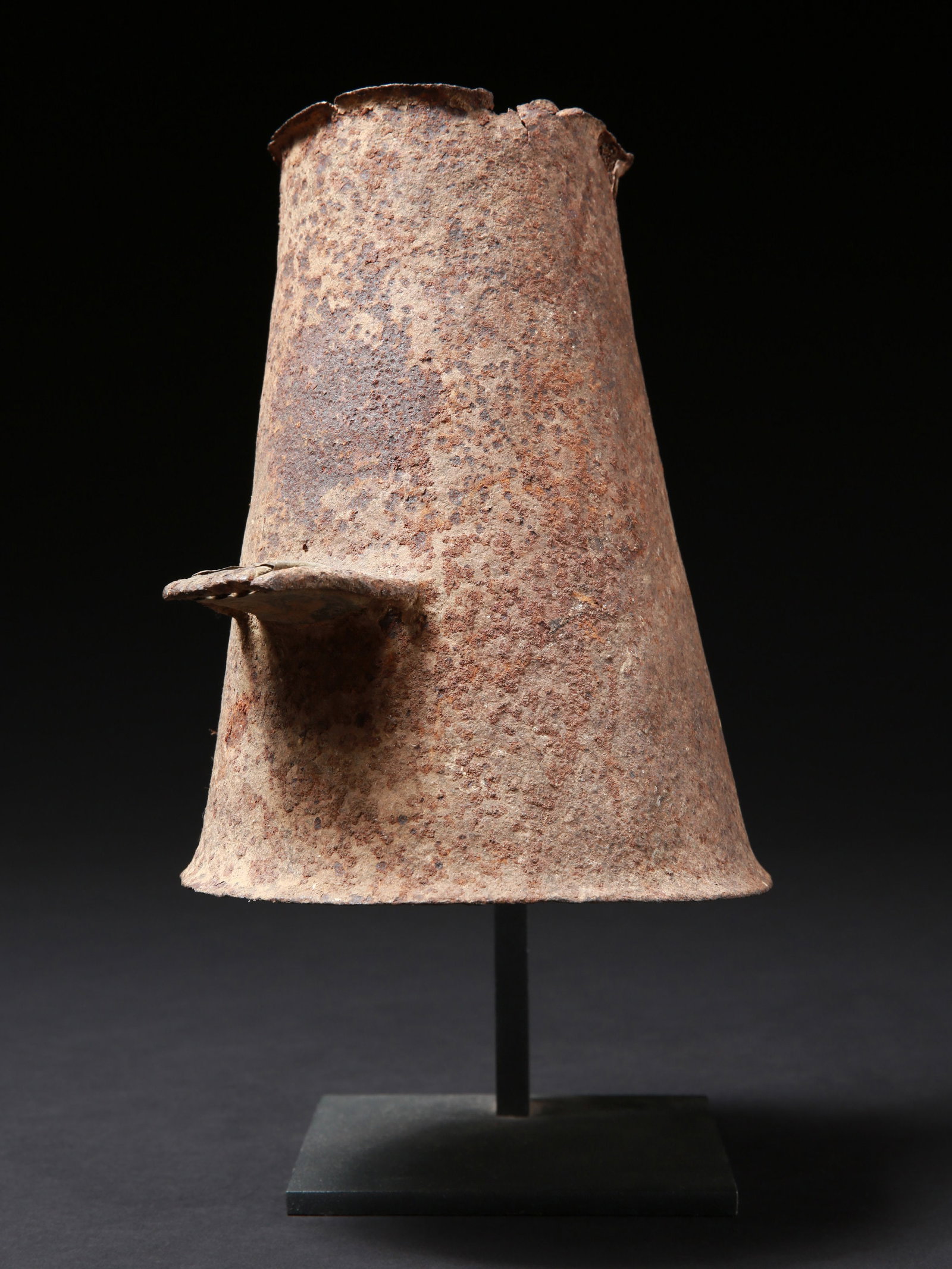 Pre-Coinage Currency (Shin Armor): Vormünzliches Zahlungsmittel (Schienbeinschutz) Birom / Rukuba / Sura, Nigeria Mit Sockel / with base Eisen. H 21 cm. Provenienz: Gérald Minkoff (1937-2009) und Muriel Olesen (1948-2020), Ge