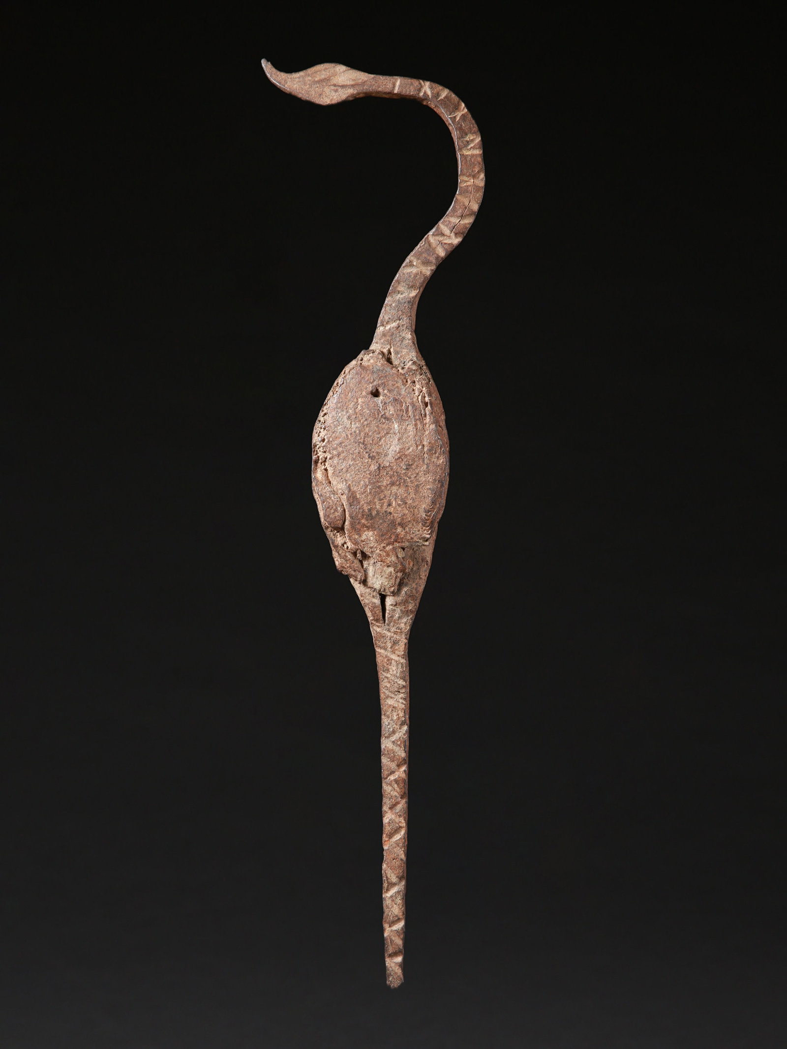 A Fulani Pre-Coinage Currency, "tajere": Vormünzliches Zahlungsmittel, "tajere" Fulani, Nigeria, Kamerun Ohne Sockel / without base Eisen. H 50 cm. Provenienz: Gérald Minkoff (1937-2009) und Muriel Olesen (1948-2020), Genf. Aufgrun