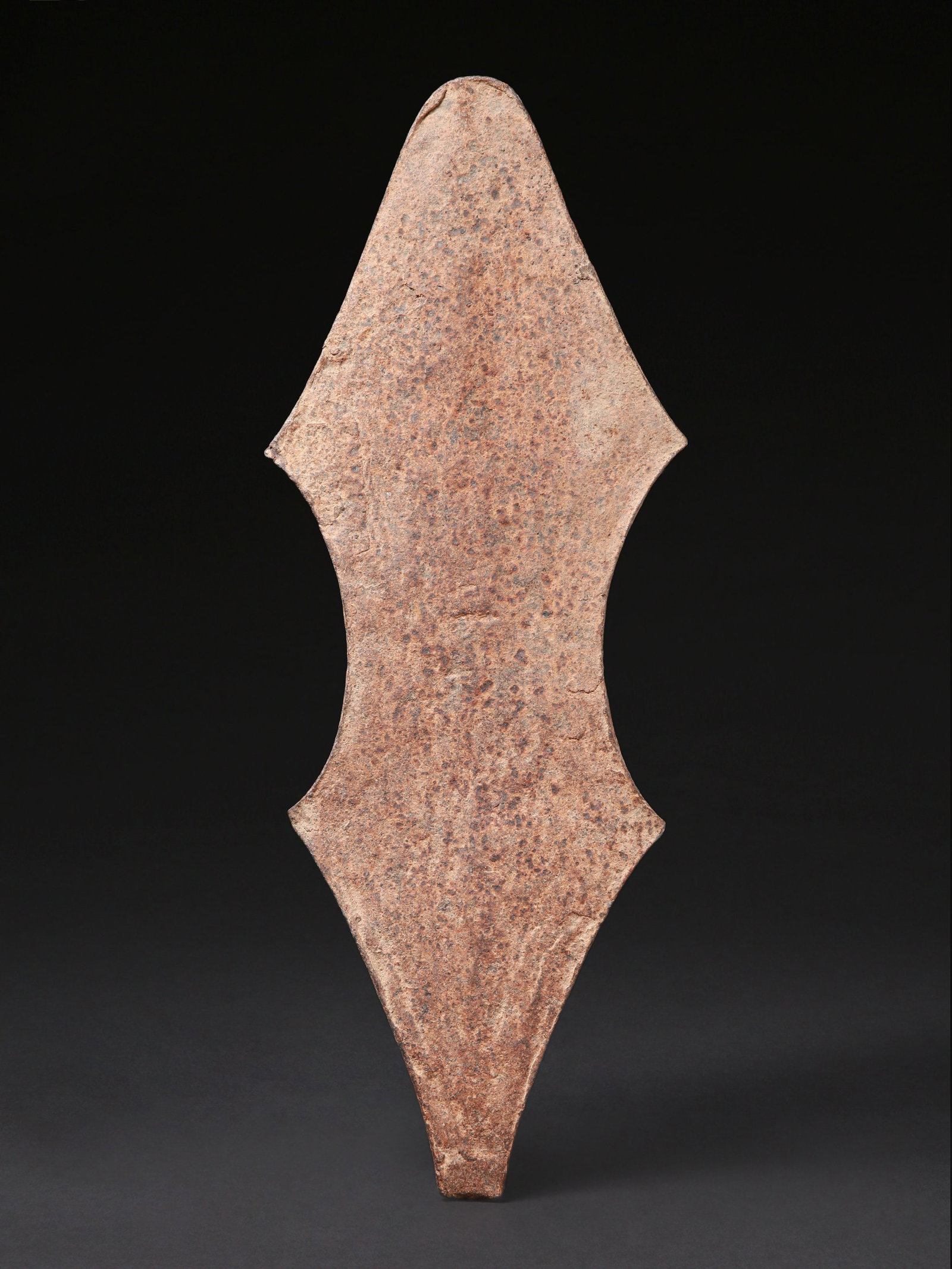 A Mambila Pre-Coinage Currency, "suu": Vormünzliches Zahlungsmittel, "suu" Mambila / Mfumte, Nigeria Ohne Sockel / without base Eisen. H 65 cm. Provenienz: Gérald Minkoff (1937-2009) und Muriel Olesen (1948-2020), Genf. Aufgrund 