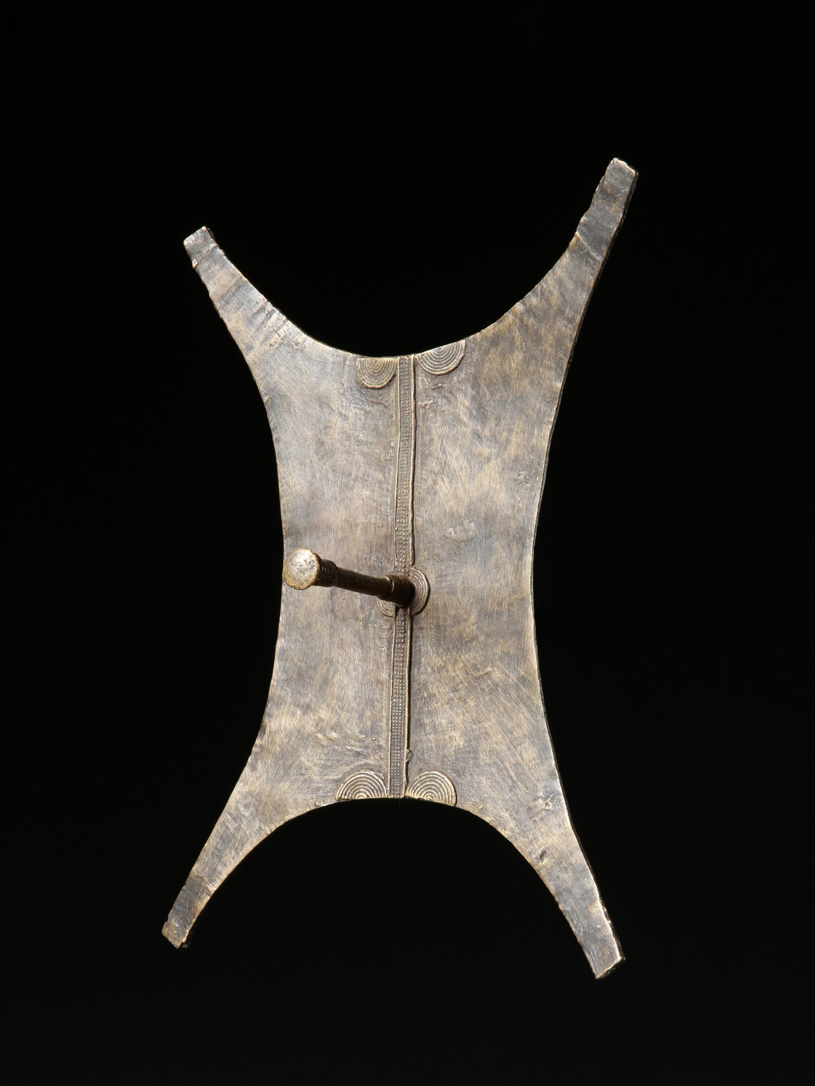 A Marghi Amulet, "ifa": Amulett, "ifa" Fali/Marghi/Sao, Nigeria/Kamerun/Tschad Ohne Sockel / without base Gelbguss. H 23 cm. Provenienz: Gérald Minkoff (1937-2009) und Muriel Olesen (1948-2020), Genf. Von Peter A.G.M. D