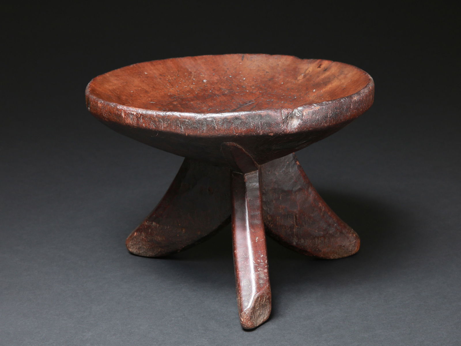 A Oromo (?) Seat: Sitz Oromo (?), Äthiopien Ohne Sockel / without base Holz. H 24,5 cm. Provenienz: Westschweizer Privatsammlung. Die Verbindung von Nützlichem und Schönem wird insbesondere bei den k