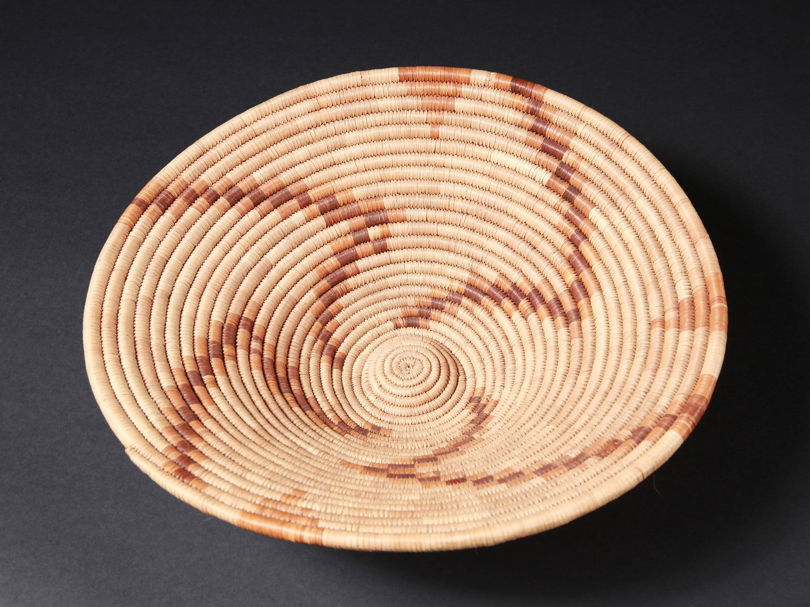 A Mbukushu (?) Shallow Basketwork Food Bowl or Lid: Schale oder Schalen-Deckel aus Korbgeflecht Mbukushu (?), Botswana Ohne Sockel / without base Palmblatt. H 11 cm. Ø 34,5 cm. Provenienz: Gérald Minkoff (1937-2009) und Muriel Olesen (1948-20