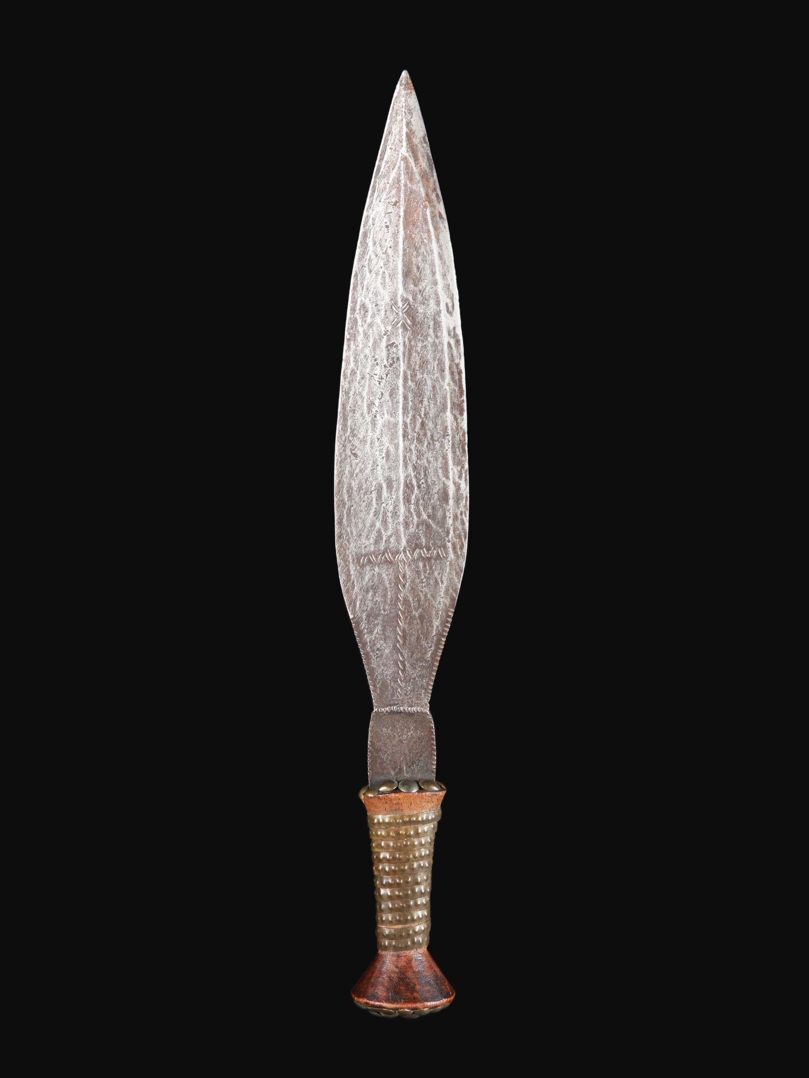 A Mongo Short Sword: Kurz-Schwert Mongo / Nkundu / Konda / Saka, DR Kongo Ohne Sockel / without base Holz, Eisen, Bronze, Polsternägel. H 37 cm. Provenienz: Gérald Minkoff (1937-2009) und Muriel Olesen (1948-202