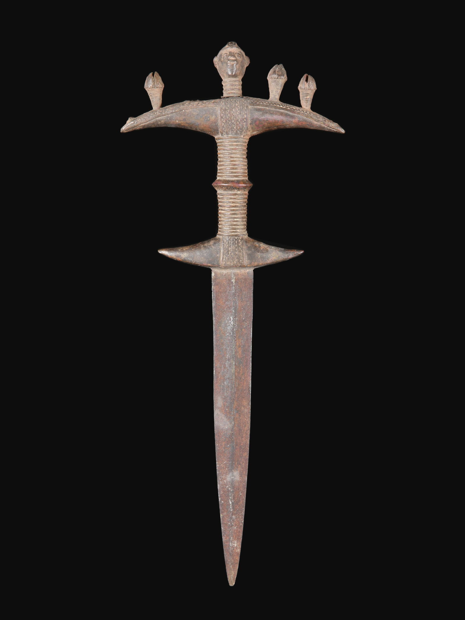 A Vere Dagger with Sheath, "wek suktunkak": Dolch mit Scheide, "wek suktunkak" Vere / Tiv, Nigeria Ohne Sockel / without base Gelbguss, Eisen. H 41,5 cm. Provenienz: Gérald Minkoff (1937-2009) und Muriel Olesen (1948-2020), Genf. Zeremonia