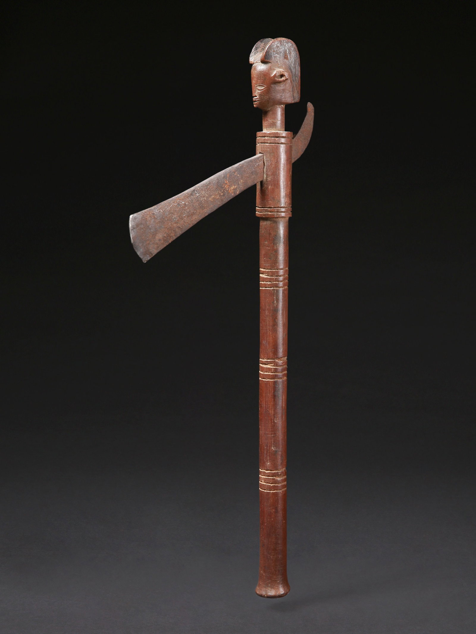 A Kwere or Luguru Ceremonial Axe: Zeremonial-Axt Kwere oder Luguru, Tansania Ohne Sockel / without base Holz, Eisen. H 44 cm. Provenienz: Gérald Minkoff (1937-2009) und Muriel Olesen (1948-2020), Genf. Zeremonialwaffen zeichnen s