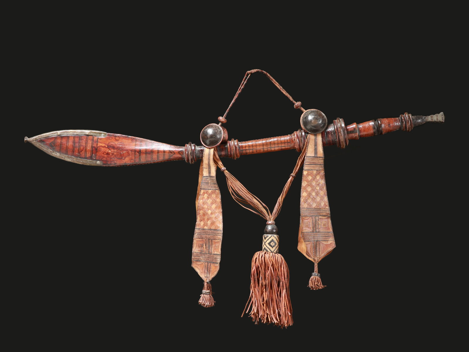 A Mandingo Sword with Leather Sheath: Schwert mit Scheide Malinke (Mandingo), Senegal / Gambia / Guinea / Mali / Ivory Coast / Niger Ohne Sockel / without base Holz, Eisen, Leder, Bronze. L 87 cm. Provenienz: Gérald Minkoff (1937-200