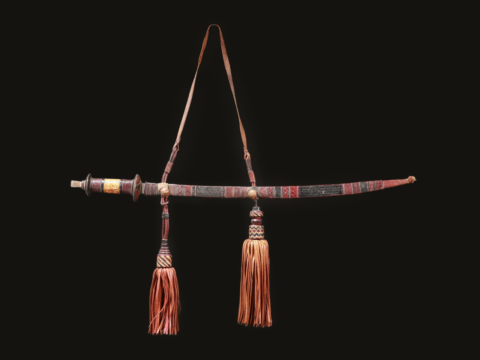 A Malinke Sword with Sheath: Schwert mit Scheide Malinke (Mandingo), Senegal / Gambia / Guinea / Mali / Ivory Coast / Niger Ohne Sockel / without base Holz, Eisen, Leder. L 81,5 cm. Provenienz: Gérald Minkoff (1937-2009) und