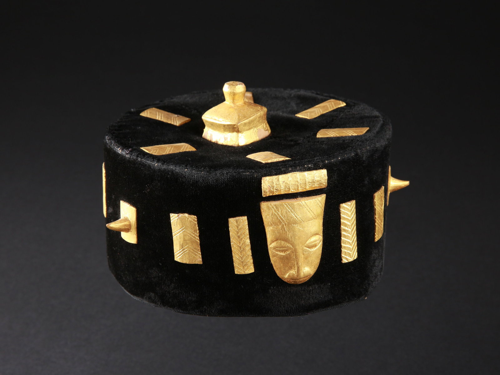 Jean-Louis Rinsoz's Headpiece, "sika kle": Kopfschmuck von Jean-Louis Rinsoz, "sika kle" Baule, Côte d’Ivoire Ohne Sockel / without base Textil, Holz, Goldfolie. H 13 cm. Ø 18,5 cm. Provenienz: - Jean-Louis Rinsoz (1932-1971), 