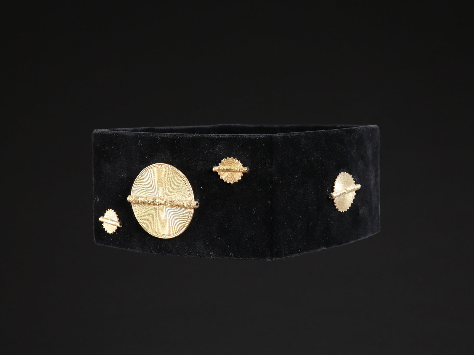 Jean-Louis Rinsoz's Headband, "abotire": Stirnband-Krone von Jean-Louis Rinsoz, "abotire" Baule, Côte d’Ivoire Ohne Sockel / without base Samt, Goldlegierungen. H 8,5 cm. Ø 21 cm. Provenienz: - Jean-Louis Rinsoz (1932-1971), Vevey. - Erb
