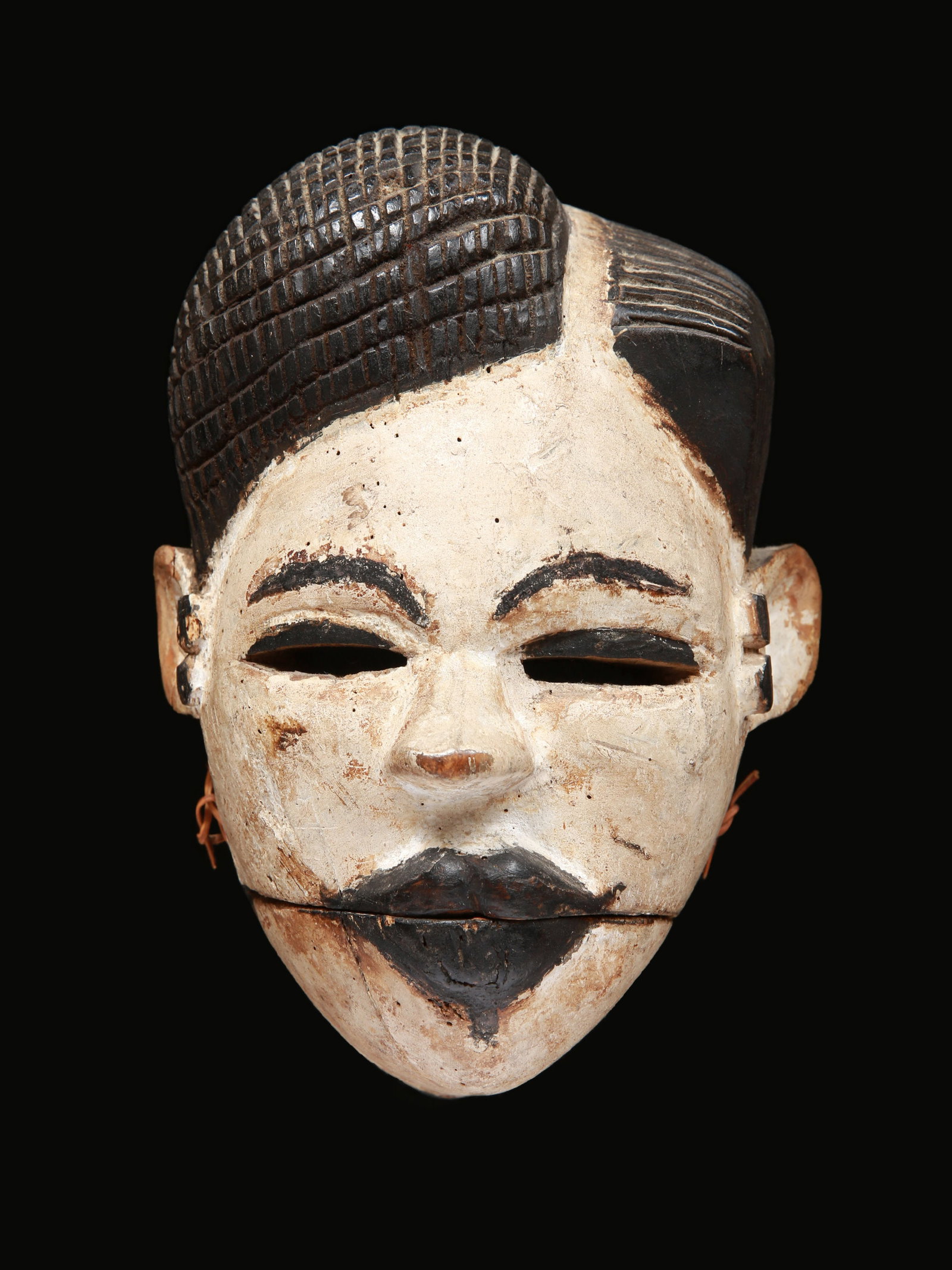 An Ogoni Mask, "elu": Maske mit Klappkiefer, "elu" Ogoni, Nigeria Ohne Sockel / without base Holz. H 19 cm. Provenienz: - Imelda und Paul (1924-2014) Berger-Frei, Riehen. - Erbengemeinschaft Berger-Frei, Basel. elu genannt